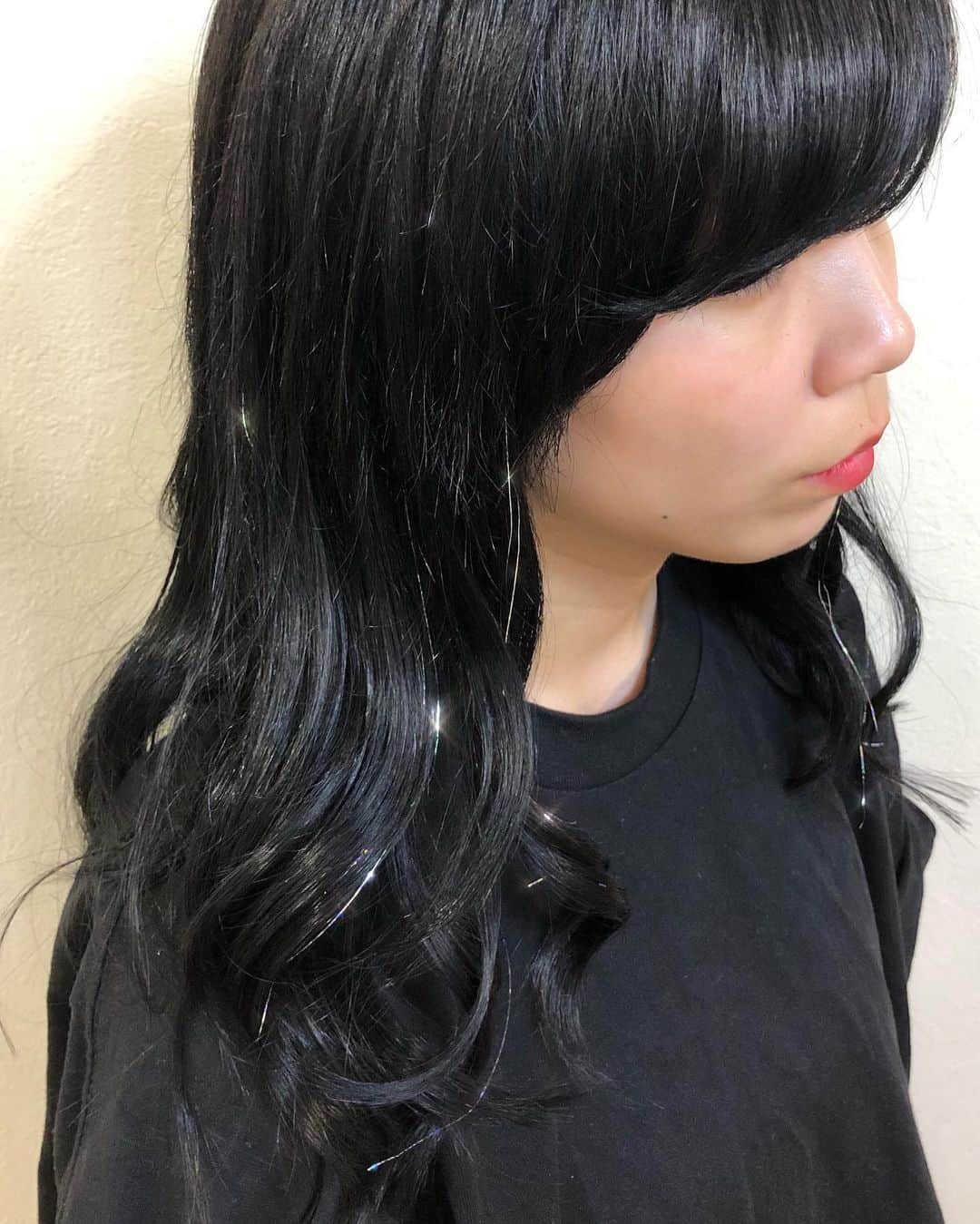 salon PRATiNO(サロンプラチノ)のインスタグラム：「. ✨💎ヘア ティンセル💎✨ . . 密かにブームの#ヘアティンセル  当店でも取り扱っております😌💖 ショートヘアからの エクステ＆ヘアティンセルでスタイルチェンジ✨✨ キラキラがさり気ないアクセントになって とっても可愛いです💎💎💎 . . 気になる方は ホットペッパービューティーのブログに掲載中！！ リンクはメインページに貼ってあります❣️ . . 【CLAVIS PRATINO】 ◇月曜日～土曜日 11:00～20:00 ◇日曜日 11:00～18:00 ※時間外はお問い合わせください。 愛知県名古屋市中区錦3-4-19石垣ビル７Ｆ ☎︎052-962-7017 . . #hairstyle #hair #cornrow #clavispratino #pratino #hairsalon #FIBREPLEX #nagoya #haircolor #love #特殊ヘア #ブラックヘア  #コーンロウ #ブレイズ  #派手髪 #ヘアカラー  #外国人風カラー#バレイヤージュ #グラデーション  #美容室 #ヘアサロン #クラビスプラチノ #名古屋 #栄 #錦」