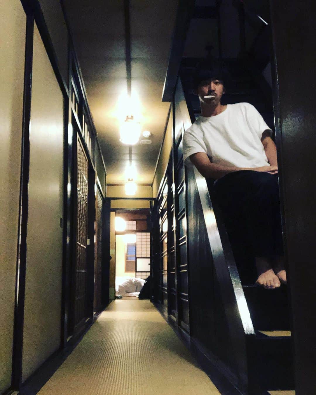 上村翔平さんのインスタグラム写真 - (上村翔平Instagram)「京都に来てます。いい廊下。 . 新撰組が使っていたというお茶屋さんをそのまま民泊にしたという話を聞き、今日寝るのがさらに楽しみになった。 . 澤食-さわい-」6月7日 18時47分 - shoheyuemura