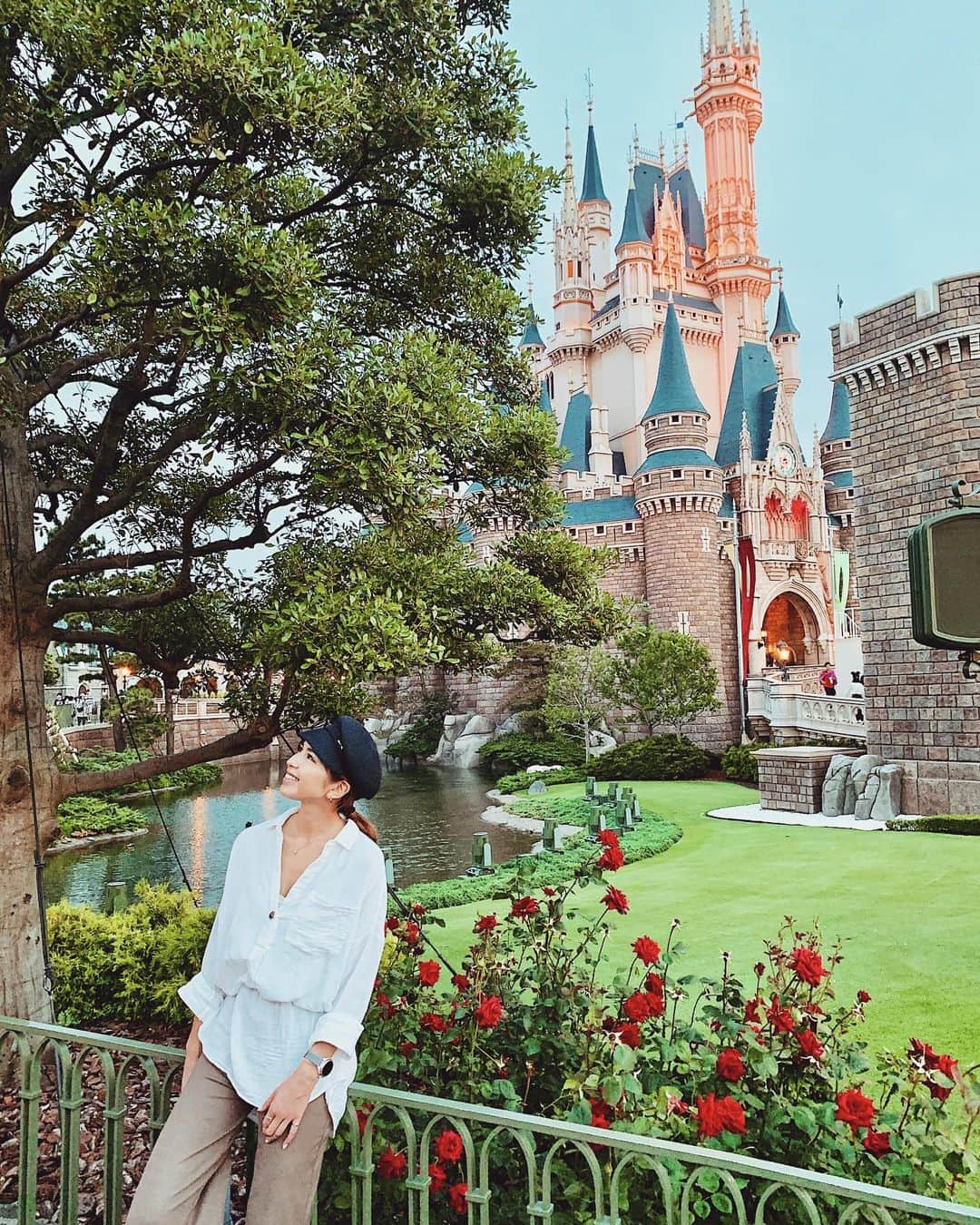 のインスタグラム：「#🌹 昨日はTDL🏰 結局いつもアフター6🎠 食べ歩きして 観てるだけでも夢の国☺️ うかうかしてたら  食べたかったターキー閉まっちゃったけど🍗😂 七夕シーズンでキレイだったな🎋 もう梅雨入りなのかなぁー？🌂 #tokyodisneyland」