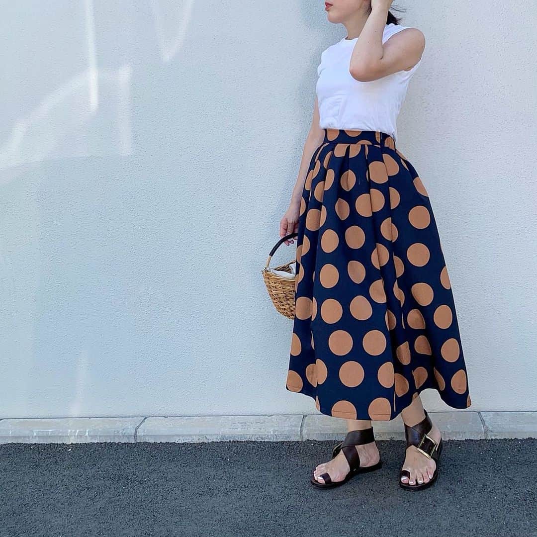 aki_closetのインスタグラム：「. Yesterday’s .  抱っこ紐メインの日は ボトムを少し華やかにするだけで気分上がる◟̆◞̆* . . #machatt #hanes #biotop #maisonmargiela #gallardagalante」