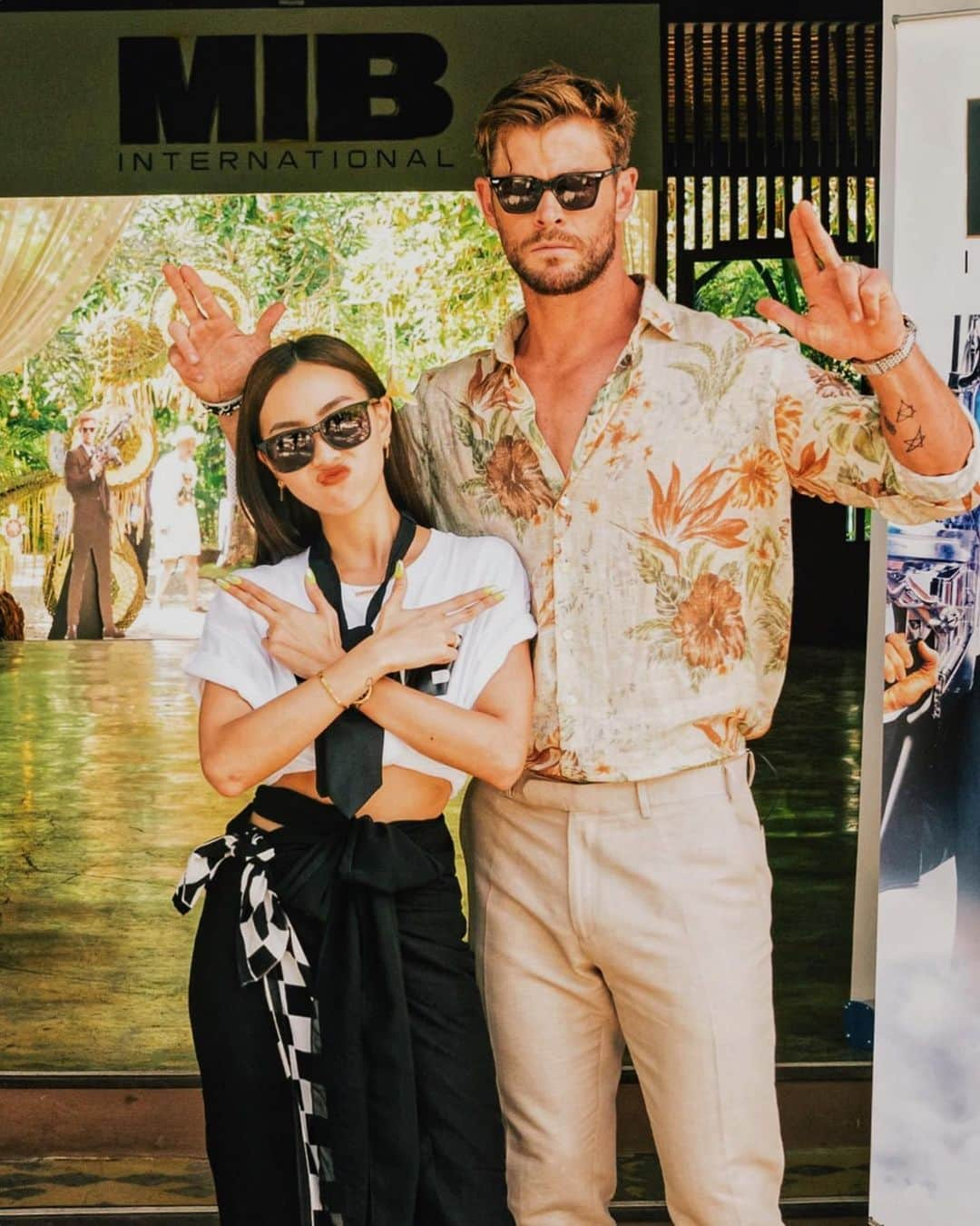 ソニアさんのインスタグラム写真 - (ソニアInstagram)「When you and your bff play dress up 😎 It’s Agent S and Agent H reporting for duty at the Indo head quarters, fully decked in MIB Bali approved sarong, tie and matching @policelifestyle shades! The full interview will be invading all social media platforms this weekend 👽  @chrishemsworth #MIBInternationalSG #FarFromHomeSG #MIBInternational #MIB4 #MIBI #chrishemsworth」6月7日 18時58分 - soniachew