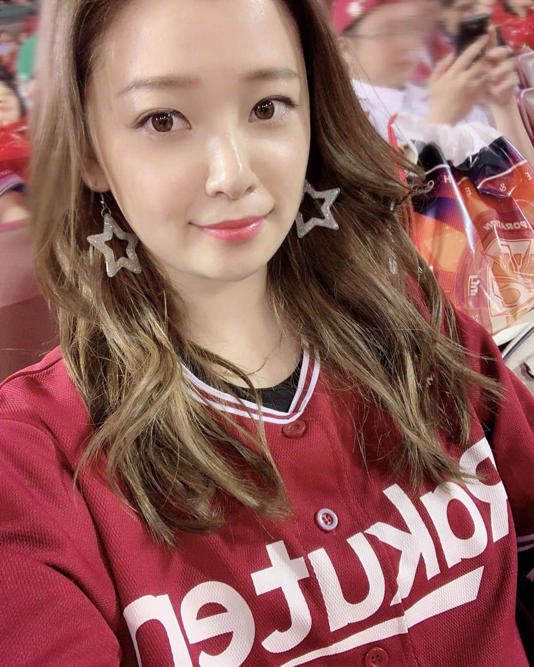 陽菜えみるさんのインスタグラム写真 - (陽菜えみるInstagram)「. 交流戦第一カード⚾️✨✨✨ 巨人戦🦅🔥🐰 . 野球遠征しに杜の都仙台へ🚅✨✨ 楽天生命パークのナイターは 東京より1.2度低くて 丁度良い気候でした〜☺️🙌 . . #プロ野球 #野球観戦 #ユニフォーム #野球女子 #ユニフォーム女子 #ユニフォームマジック #無類の野球好き #無類の野球ファン #野球好きな人と繋がりたい #楽天ゴールデンイーグルス #東北楽天ゴールデンイーグルス #セリーグ #パリーグ #セパ交流戦 #交流戦 #巨人戦 #巨人 #ジャイアンツ #読売巨人軍 #コボスタ #コボスタ宮城 #楽天生命パーク宮城 #楽天生命パーク #東北 #杜の都 #仙台 #楽天 #ナイター #心地よい #野球好き」6月7日 18時59分 - emiru_haruna