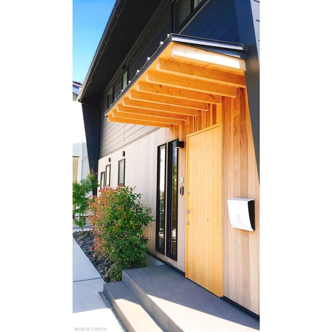 YAMATOの家さんのインスタグラム写真 - (YAMATOの家Instagram)「. #ガルバリウム と#木 の#外観 です。 #玄関 #ドア も木を使いました♪ 木の色合いがだんだん落ち着いてきて、いい雰囲気になってきてます。 . . . #yamatoの家  #御殿場  #設計事務所 #マイホーム #注文住宅  #設計  #デザイン #新築  #小山町  #裾野  #長泉町  #沼津  #三島 #大和建設 #家  #インテリア  #住宅  #ナチュラル  #設計士 #ファサード  #マイホーム記録」6月7日 18時59分 - yamato_house