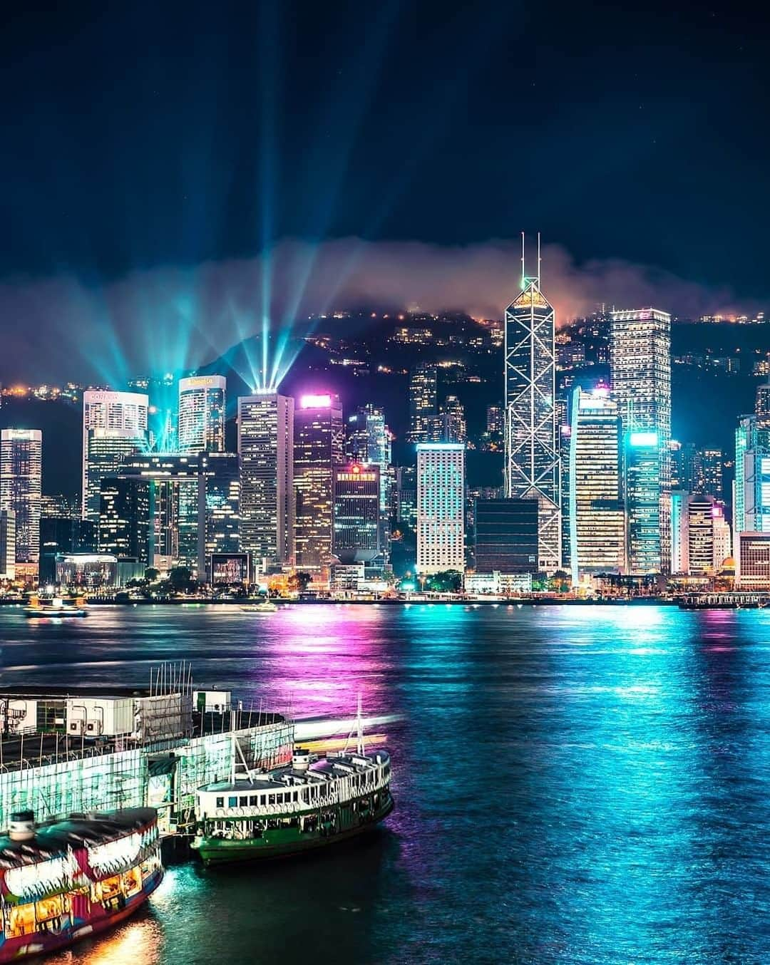 Discover Hong Kongさんのインスタグラム写真 - (Discover Hong KongInstagram)「Victoria Harbour in all its glory. 維港燈飾閃耀璀璨，太美了吧！ これぞビクトリア・ハーバー！ 📷: @jessica_lkw #DiscoverHongKong #repost」6月7日 19時01分 - discoverhongkong