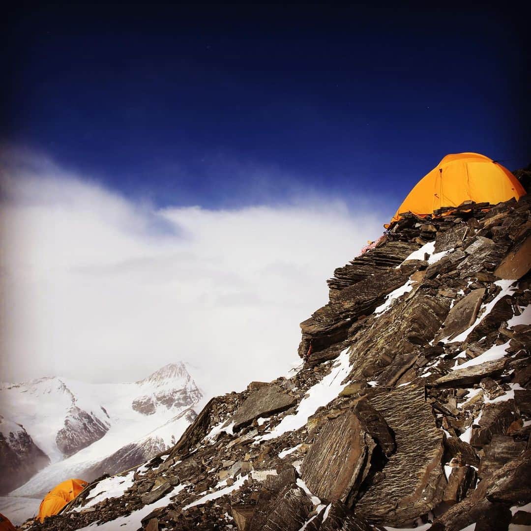 dac7summitsさんのインスタグラム写真 - (dac7summitsInstagram)「C2、7800m。 こんな場所にテントを張るんです。。。 眺めがいいどころの話ではないですね😳 ノースコルより上は酸素ボンベも必須です！  #エベレスト  #登山 #世界最高峰 #登山好きな人と繋がりたい #everest #セブンサミッツ #DAC」6月7日 19時02分 - dac7summits