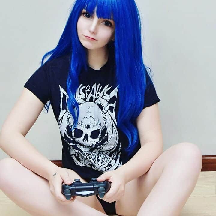 Saiさんのインスタグラム写真 - (SaiInstagram)「Sorry dudes, i got quite addicted to Monster Hunter Online on the Playstation 4. . . Anyone else playing ? Add me ; saijun2018 , I'm HR 51 right now. . . Come join me!  I usually work with Bow and Glaive and Behemoth is being hard on me . . #gamerlife #haventlefthouse #neet #neetlife #monsterhunter #ps4 #mhw #gamergirl #nopants #pantsisforlosers #hoshisai #japan #gamer #bluehair #daysofabuse #rockbandshirt #animegirl #animeirl #cosplaygirl」6月7日 19時05分 - hoshisai