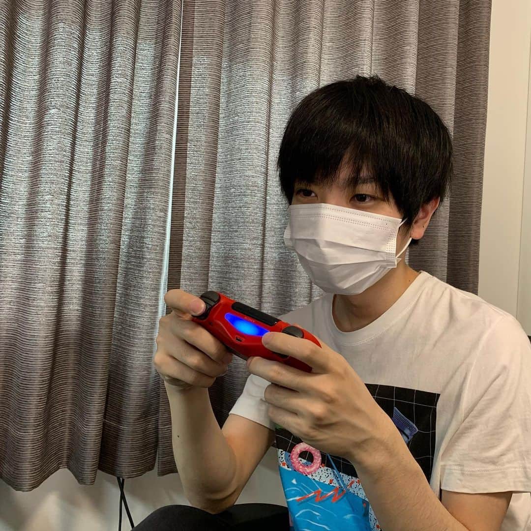 ポッキーのインスタグラム：「最近ずっとPS4でモンスターハンターワールドやってる。  #DaysofPlay でスペシャルセールしてるらしい！！ 6/7から開催中の #ps4のある生活 に参加します！詳しくは @playstation_jp にて！  #ps4 #ps4のある生活 #pr #DaysofPlay」