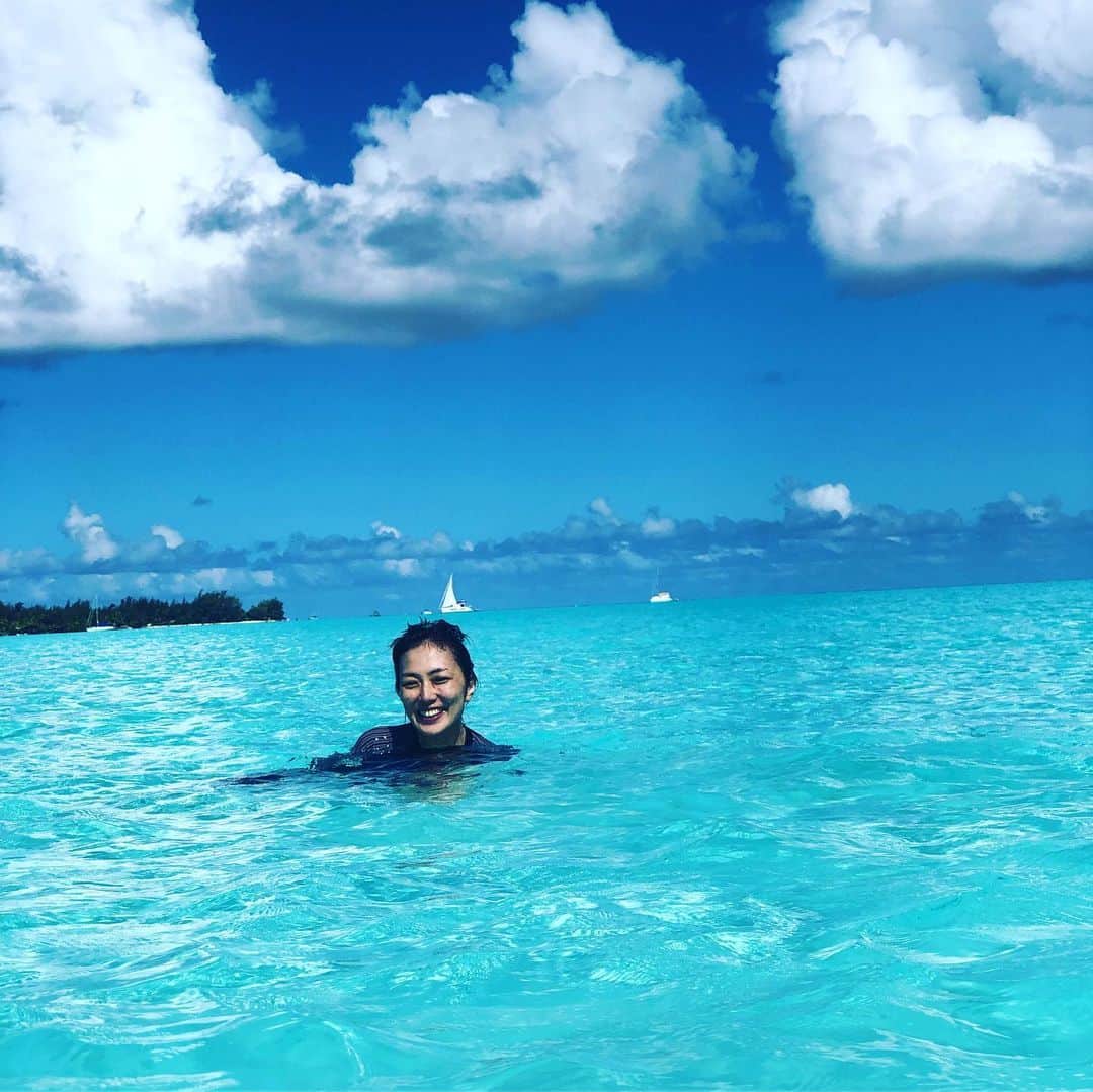 板谷由夏 さんのインスタグラム写真 - (板谷由夏 Instagram)「タヒチボラボラ島は やはり海が最高で。 青にもたくさんの種類があるんだねぇって改めて思った。 海の色も、匂いも、音も、波も、温度も 全てを体とこころが喜んでました。 最後のサメはレモンシャーク。名前がかわいい。 一緒に泳いだけど、気分はコバンザメでした。」6月7日 19時06分 - yukaitaya