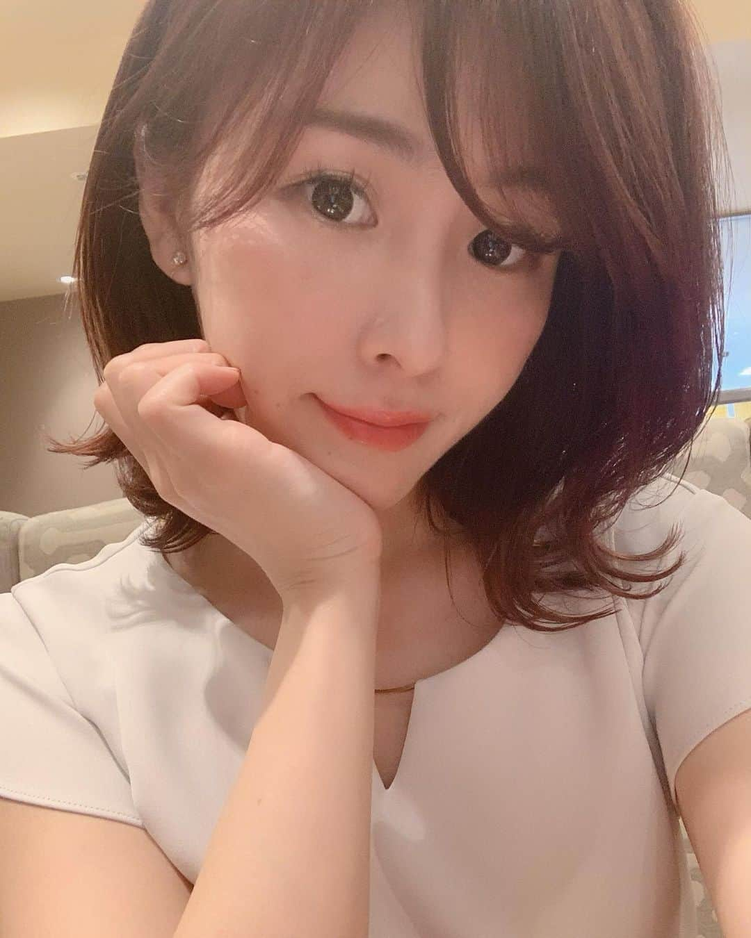 滝瀬世莉のインスタグラム：「前髪伸ばすことにした☝️梅雨ヤダ☝️ ちゃんと働いてるよ🥺☝️笑」