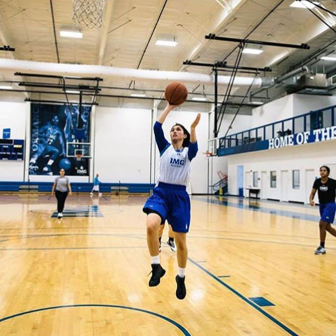 東京スポーツ・レクリエーション専門学校さんのインスタグラム写真 - (東京スポーツ・レクリエーション専門学校Instagram)「IMG元🏀選手 TSR来校決定❗️ ［ヒル理奈選手］ ［ヒル真理選手］ 6/18 13:10-13:30 海外研修IMG説明会②弾✨ ST科履修登録説明会前に開催 姉妹でIMG TOP選手として活躍された2人がTSRに来校してくれる事になりました🤗お姉さんのヒル理奈さんはIMGバスケコートの壁画になるほど有名選手⛹🏼‍♀️今日はお二人と打ち合わせ!2枚目以降の写真はご本人からいただいた写真です🤳お2人と話すだけで視野が凄く広がります。当日が楽しみです🤣🤣🤣打ち合わせ有難うございました❗️ #imgacademy #海外研修 #アメリカ合衆国 #フロリダ #スポーツトレーナー #パーソナルトレーナー #アスレティックトレーナー #フィジカルトレーナー #フィットネスインストラクター #スポーツインストラクター #バスケ #バスケ女子 #バスケ部 #バスケットボール」6月7日 19時07分 - jikeitsr