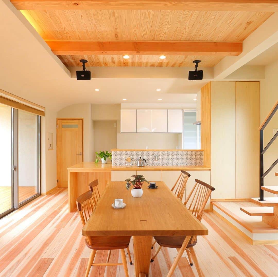 OKOCHI STYLE(香川県) さんのインスタグラム写真 - (OKOCHI STYLE(香川県) Instagram)「リビングいろいろ。 注文住宅・自由設計ならではの、家づくり。 いろいろあるけど、全てokochi style 。  6／22(土)23(日)に開催する【美しい町家スタイルの家】は、どんなリビングでしょうか。 撮影でき次第、ご紹介いたします✨お楽しみに！  HPでは施工事例多数ご紹介。 家づくりのご参考に、ご覧ください。  大河内工務店の家づくりはこちらをご覧ください ーーーーーーーーー @okochi.komuten  ーーーーーーーーー  資料請求専用インスタ始めました！ 家づくりの資料請求はこちらから ーーーーーーーー @request_ok ーーーーーーーー  街角リゾート木きん堂倶楽部のインスタもご覧ください(カフェ&ギャラリー情報)🌟 ーーーーーーーーー @okochistyle.cafe  ーーーーーーーーー  #リビング #ダイニング  #キッチン #無垢  #自然素材  #住宅 #木の家  #工務店  #建築 #設計  #自由設計  #注文住宅  #注文住宅新築  #新築  #一戸建て  #家  #家づくり  #家族  #マイホーム  #マイホーム計画  #住宅  #design #デザイン #ホーム #home  #洋風  #木きん堂  #香川県  #三豊市 #大河内工務店」6月7日 19時13分 - okochi.komuten