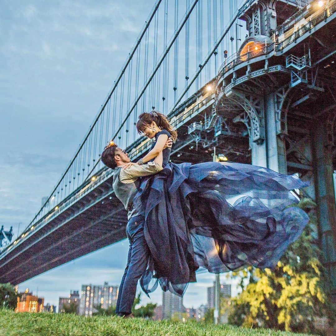 ラヴィ•ファクトリーさんのインスタグラム写真 - (ラヴィ•ファクトリーInstagram)「@laviefactory  世界中のトレンドが渦巻く街”ニューヨーク” 何の縛りもなく、おふたりらしく自由に。 一瞬一瞬を大切に残していきます ⚐ —————— ラヴィファクトリーニューヨーク @ny_laviephotography Photographer:@aki_batakanobu AREA:USA,NEWYORK —————— @laviefactoryをフォローして #laviefactory #ラヴィファクトリー のハッシュタグをつけて お写真を投稿してみてくださいね✳︎ . こちらの公式IG（@laviefactory） で取り上げさせていただきます✨ #wedding#weddingphotography #ラヴィファクトリー  #laviefactory #photo#生きる写真#ハートのある写真 #instawedding#結婚写真#ウェディング #ウェディングフォト #撮影指示書#ロケーションフォト #前撮り#プレ花嫁 #結婚準備#写真好きな人と繋がりたい #フォトウェディング#卒花 #おしゃれ花嫁#前撮り#後撮り #ニューヨーク #newyork #ニューヨーク前撮り #抱っこショット #ウェディングニュース #プラコレ」6月7日 19時08分 - laviefactory