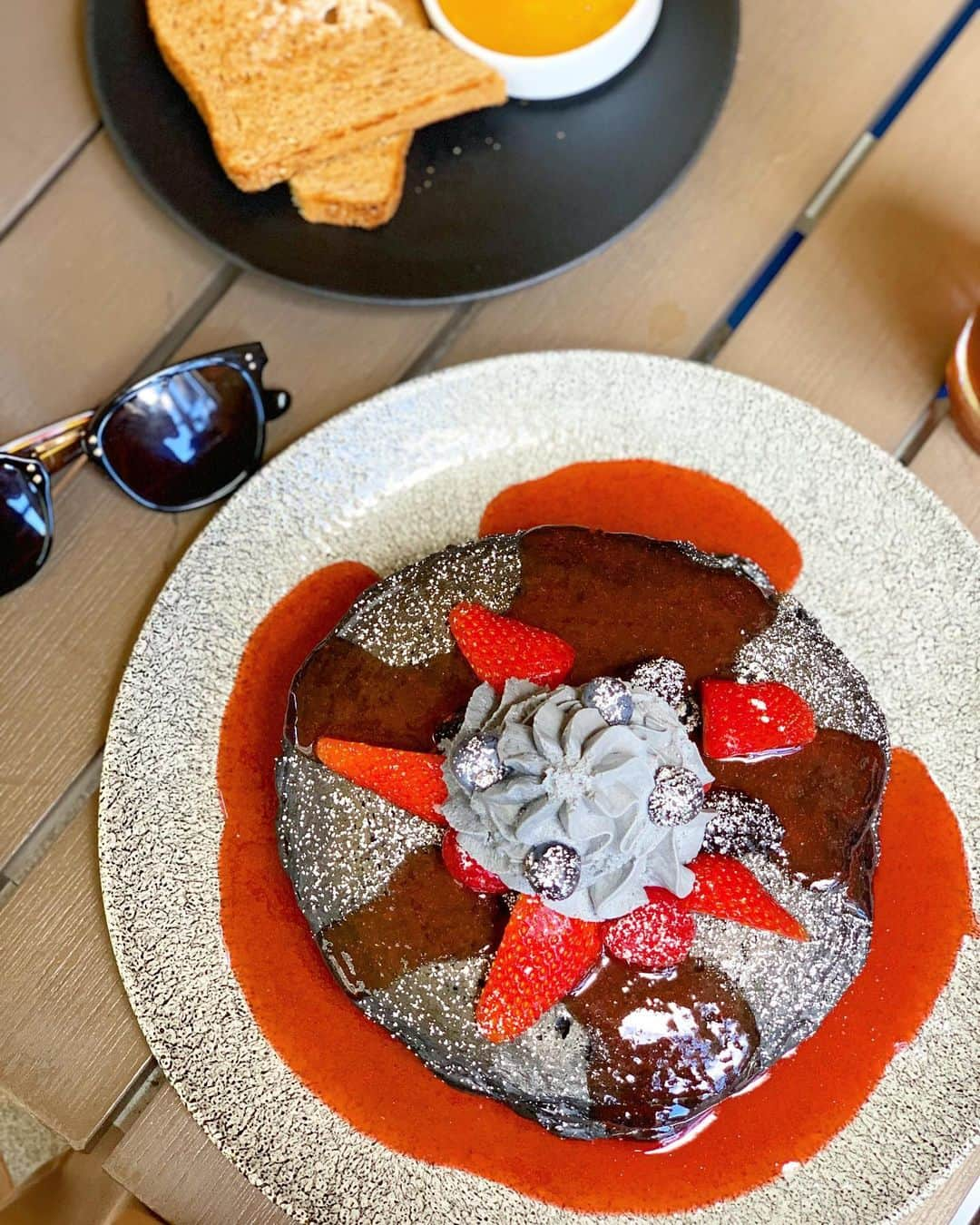 小林真由さんのインスタグラム写真 - (小林真由Instagram)「⋆﻿﻿ ⋆﻿﻿ Hawaiian sweets🥥🍴﻿﻿ ﻿﻿ 📍BASALT﻿ ココナッツの炭を使ったチャコールパンケーキ、﻿﻿ もちもちでした🌺💛﻿﻿ 甘すぎず軽めの生地でぺろり。﻿﻿ 美味しかった、、♡﻿﻿ ﻿﻿ 📍Duke'sのHULA PIE🍦﻿﻿ この罪悪感満載なフラパイ、今回も2回食べちゃった🙇‍♂️ 食べない後悔の方が大きい！と思えるほど好き🥺﻿﻿ ﻿﻿ 📍Goofy cafe🏄‍♀️﻿﻿ フルーツたっぷり。﻿ サーフテイストなカフェでのんびりできました♡﻿﻿ ﻿ ﻿ ﻿ #hawaii #Honolulu #waikiki #travel #basalt #dukes #pancake #acai #acaibowl #lunch #ハワイ #ホノルル #ワイキキ #スイーツ  #バサルト #パンケーキ  #デュークス #アサイーボウル #アサイー #ランチ #朝ご飯 #ハワイ旅行 #旅行 #家族旅行 #子連れ旅行 #3世代 #3世代旅行 #アロハ﻿﻿﻿」6月7日 19時17分 - mayukobayashii