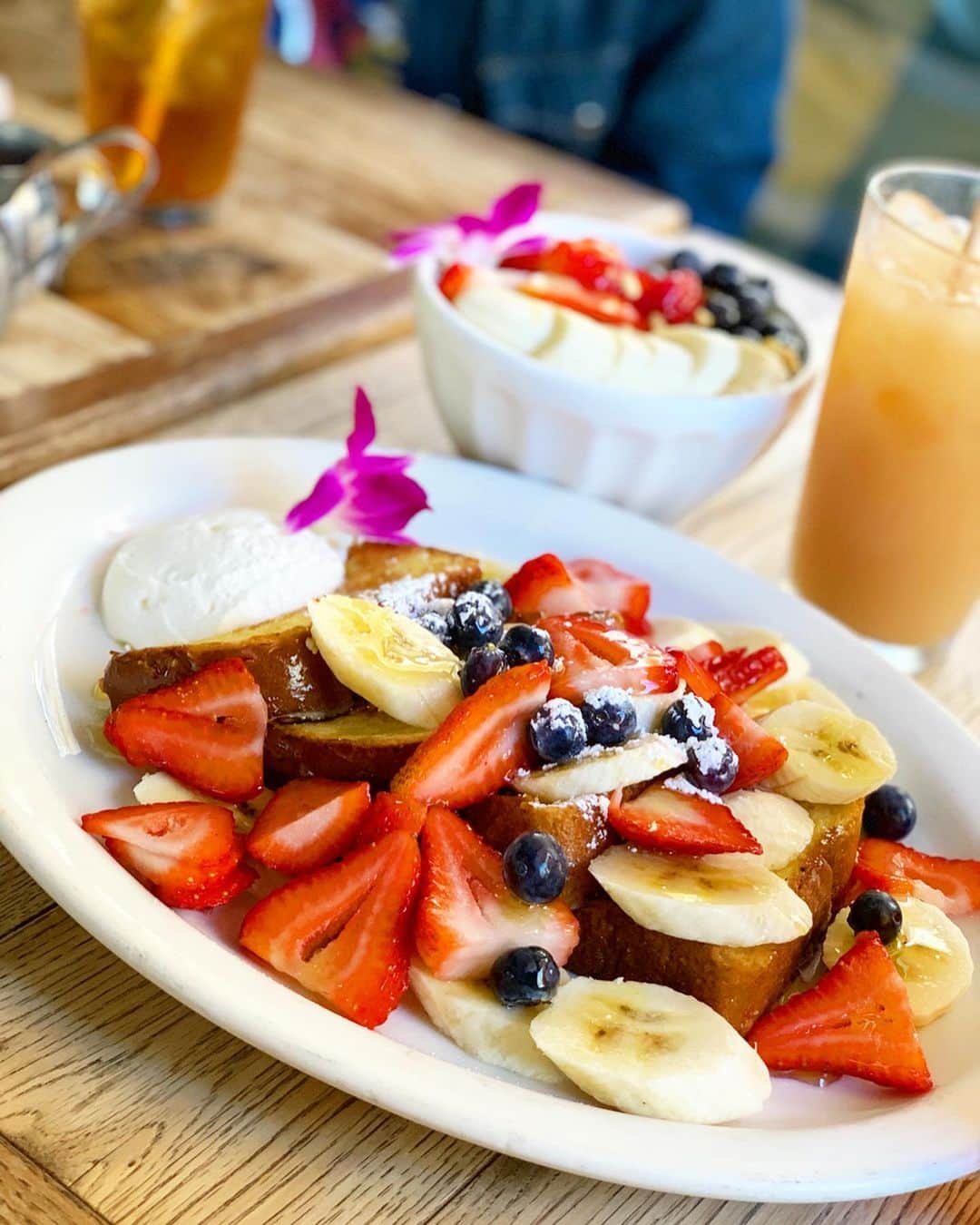 小林真由さんのインスタグラム写真 - (小林真由Instagram)「⋆﻿﻿ ⋆﻿﻿ Hawaiian sweets🥥🍴﻿﻿ ﻿﻿ 📍BASALT﻿ ココナッツの炭を使ったチャコールパンケーキ、﻿﻿ もちもちでした🌺💛﻿﻿ 甘すぎず軽めの生地でぺろり。﻿﻿ 美味しかった、、♡﻿﻿ ﻿﻿ 📍Duke'sのHULA PIE🍦﻿﻿ この罪悪感満載なフラパイ、今回も2回食べちゃった🙇‍♂️ 食べない後悔の方が大きい！と思えるほど好き🥺﻿﻿ ﻿﻿ 📍Goofy cafe🏄‍♀️﻿﻿ フルーツたっぷり。﻿ サーフテイストなカフェでのんびりできました♡﻿﻿ ﻿ ﻿ ﻿ #hawaii #Honolulu #waikiki #travel #basalt #dukes #pancake #acai #acaibowl #lunch #ハワイ #ホノルル #ワイキキ #スイーツ  #バサルト #パンケーキ  #デュークス #アサイーボウル #アサイー #ランチ #朝ご飯 #ハワイ旅行 #旅行 #家族旅行 #子連れ旅行 #3世代 #3世代旅行 #アロハ﻿﻿﻿」6月7日 19時17分 - mayukobayashii