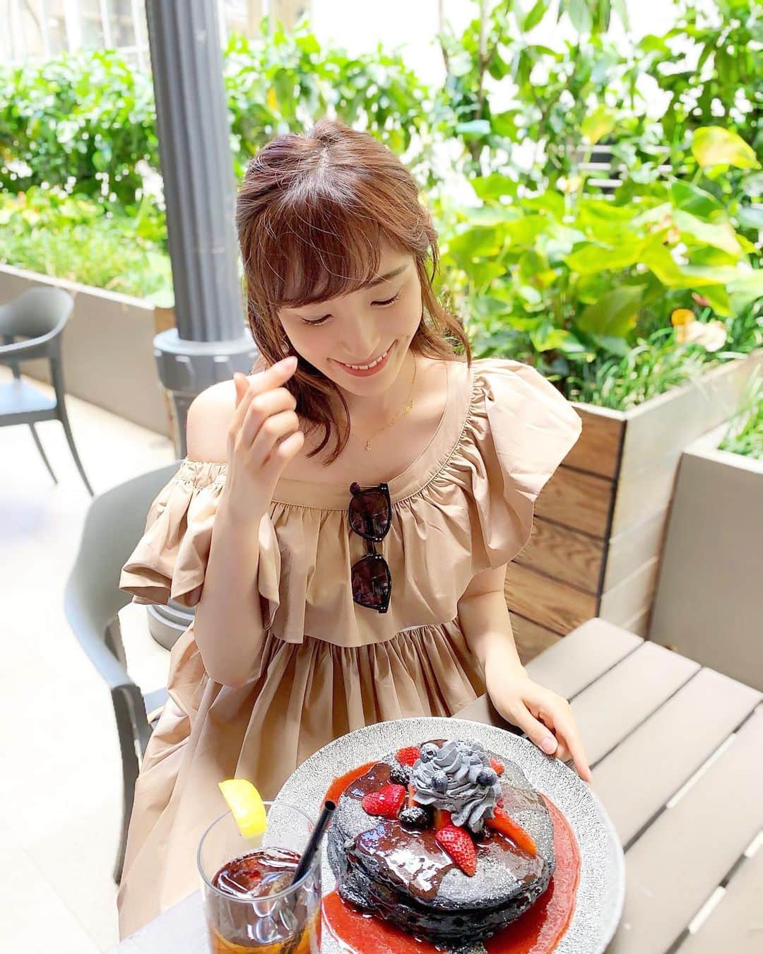 小林真由のインスタグラム：「⋆﻿﻿ ⋆﻿﻿ Hawaiian sweets🥥🍴﻿﻿ ﻿﻿ 📍BASALT﻿ ココナッツの炭を使ったチャコールパンケーキ、﻿﻿ もちもちでした🌺💛﻿﻿ 甘すぎず軽めの生地でぺろり。﻿﻿ 美味しかった、、♡﻿﻿ ﻿﻿ 📍Duke'sのHULA PIE🍦﻿﻿ この罪悪感満載なフラパイ、今回も2回食べちゃった🙇‍♂️ 食べない後悔の方が大きい！と思えるほど好き🥺﻿﻿ ﻿﻿ 📍Goofy cafe🏄‍♀️﻿﻿ フルーツたっぷり。﻿ サーフテイストなカフェでのんびりできました♡﻿﻿ ﻿ ﻿ ﻿ #hawaii #Honolulu #waikiki #travel #basalt #dukes #pancake #acai #acaibowl #lunch #ハワイ #ホノルル #ワイキキ #スイーツ  #バサルト #パンケーキ  #デュークス #アサイーボウル #アサイー #ランチ #朝ご飯 #ハワイ旅行 #旅行 #家族旅行 #子連れ旅行 #3世代 #3世代旅行 #アロハ﻿﻿﻿」
