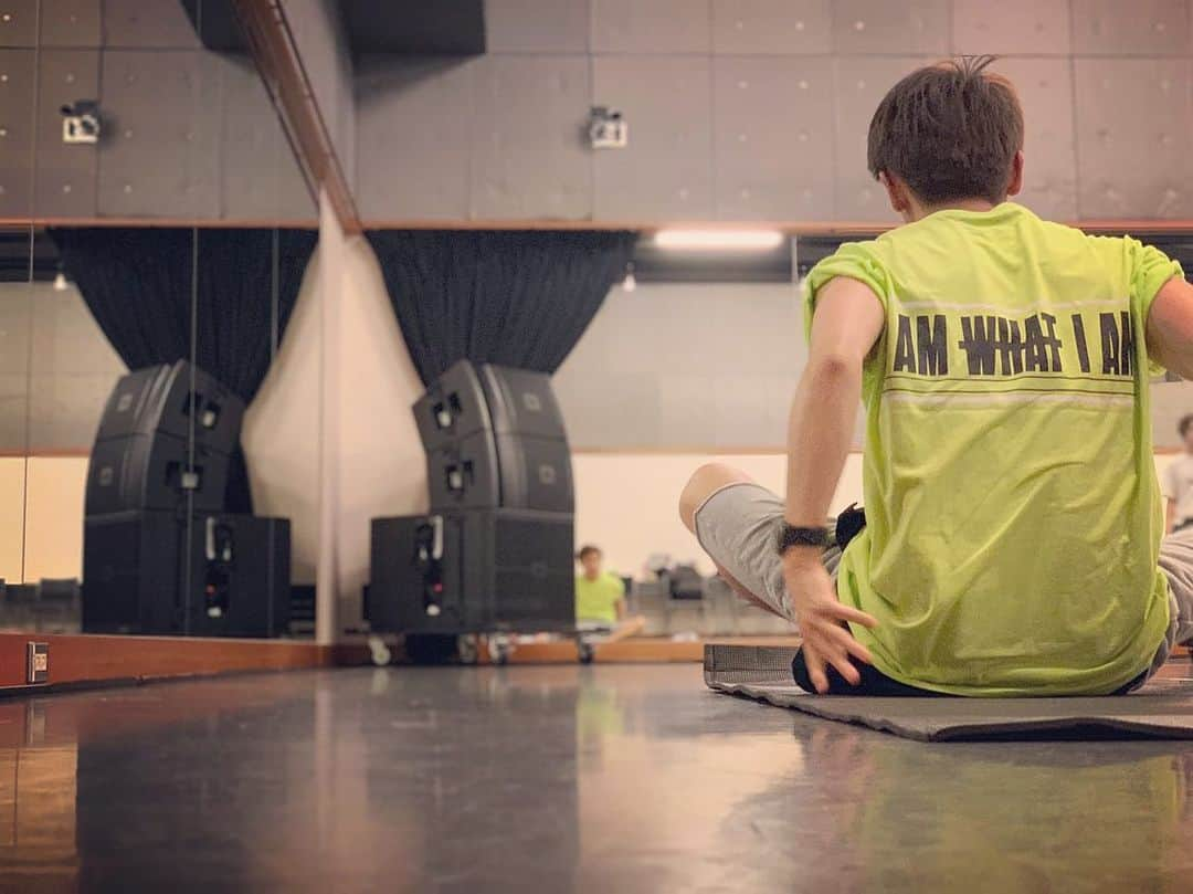 與真司郎さんのインスタグラム写真 - (與真司郎Instagram)「It’s important to get a nice stretch before rehearsal😎👌 運動前のストレッチは大事👍👍」6月7日 19時20分 - shinjiroatae1126