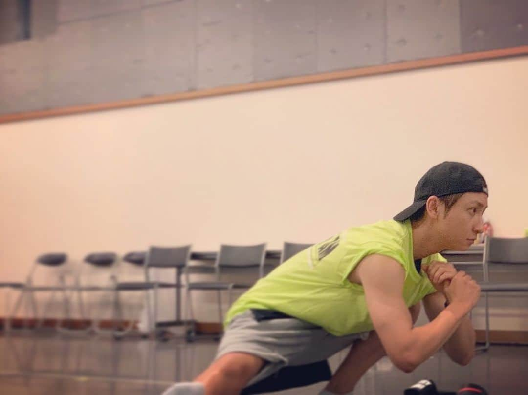 與真司郎さんのインスタグラム写真 - (與真司郎Instagram)「It’s important to get a nice stretch before rehearsal😎👌 運動前のストレッチは大事👍👍」6月7日 19時20分 - shinjiroatae1126