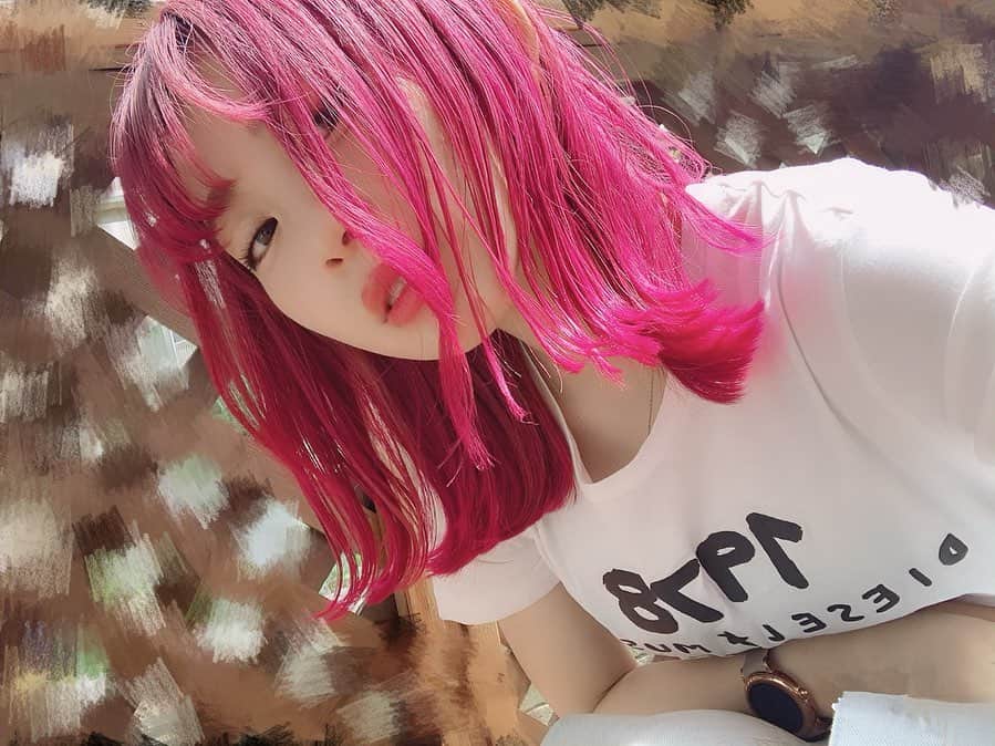 美木優希奈さんのインスタグラム写真 - (美木優希奈Instagram)「・ 髪を染めまして。 またまたピンクになりました。 もうピンクにしてから1年？2年？ ピンクでも一応毎月色合いは変えているのです。 ずっと一緒だと飽きちゃうからね。 ピンクはずっと好き。きっとまだ当分好き。 太陽光だとよりビビットな感じに見えます。 ぼかしの雑さはごめんなさい。 ・ ・ #fashion #pinkhair #makeup #hairmodel #model #singer #instagood #singersongwriter #diesel  #撮影 #ヘアカラー  #弾き語り女子  #ギター女子  #ギター弾き語り  #ヘアスタイル #ピンクヘアー  #ピンクグラデーション  #ヘアモデル #サロンモデル  #シンガーソングライター  普段は#弾き語り  #ファッション #メイク  #おしゃれさんと繋がりたい  #音楽好きな人と繋がりたい  #ロブ  #ナイロンジャパン #ディーゼル  #かわかっこいい」6月7日 19時25分 - yukina_miki