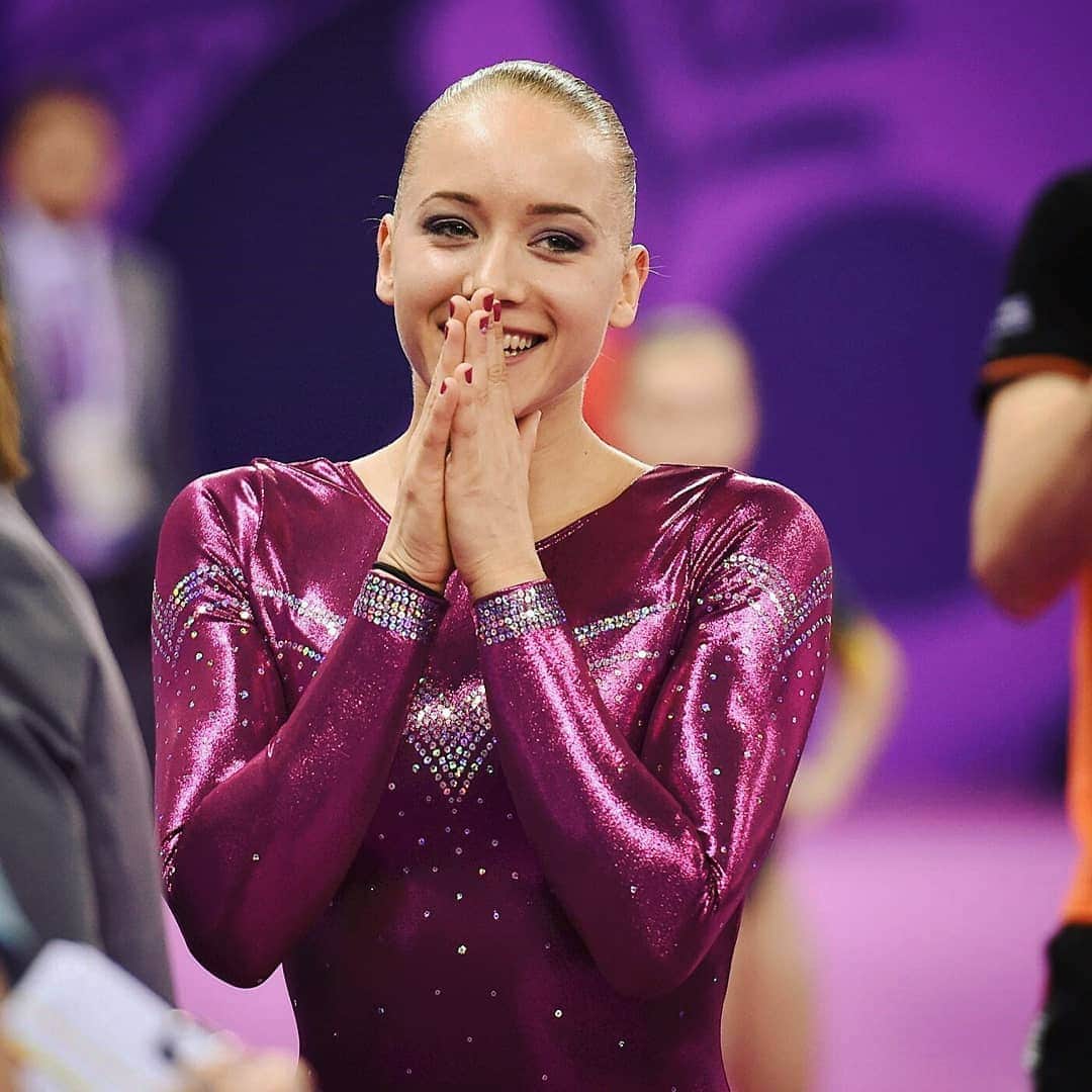 リーケ・ウェイファースのインスタグラム：「NEWS! Tomorrow I will be back in competition!! Finally, after a long time struggling with my health, I can say I'm fit and ready to do my first All-Around again after 3 years! 🌟🌟🌟 This journey starting from the lowest bottom I've ever been on, where it was tough, lonely and not fun at all, I learned a lot about myself; physically, mentally, emotionally 🌟🌟🌟 It was complex to get back in a good balance and build my energy back up, but it was an interesting road to discover a lot more about myself and my passions and what's driving me in life. I found out my passion and love for this sport were still fully alive in me, so it felt amazing to feel the energy and strength slowly coming back into my body, and that I could trust my mind and heart guiding me on the new road, into a new chapter of my career. I love that I can enjoy my life again everyday, the highs, but the lows, the steps and the falls, the process of working and creating my new routines. And I'm so thankful for the people who supported me and gave me their time, energy and love, that helped me as a person to be where I am today. I'm proud to take the first step: showing up on stage and showing the best I can! I'm very excited to feel I am able to take the chance to perform and show and share my best again! 💗  NIEUWS!  Morgen turn ik weer mijn 1e meerkamp wedstrijd, bij de Flanders International Teamchallenge in Gent.  Tot nu toe heb ik een bijzonder mooi proces gehad, vanuit mijn burn-out was het een lange zware weg om weer op energie en kracht te komen en ik fysiek, mentaal en emotioneel weer in balans kwam. De liefde en passie voor de sport leefde nog altijd diep in mij, dus het was me veel waard dat ik eindelijk weer kon bouwen aan mijn ideeën en dat ik de beleving terug vond in het dagelijkse werken, van de basis tot aan alle details richting het grotere plaatje in mijn hoofd! Dankbaar voor de mensen die mij hebben gesteund in deze route! 🌟🌟🌟 Ik geniet van het hele proces, en dus ook van dit 1e moment, op weg naar de NK Ahoy over 2 weken, en verder..! #comeback #excited #happy」