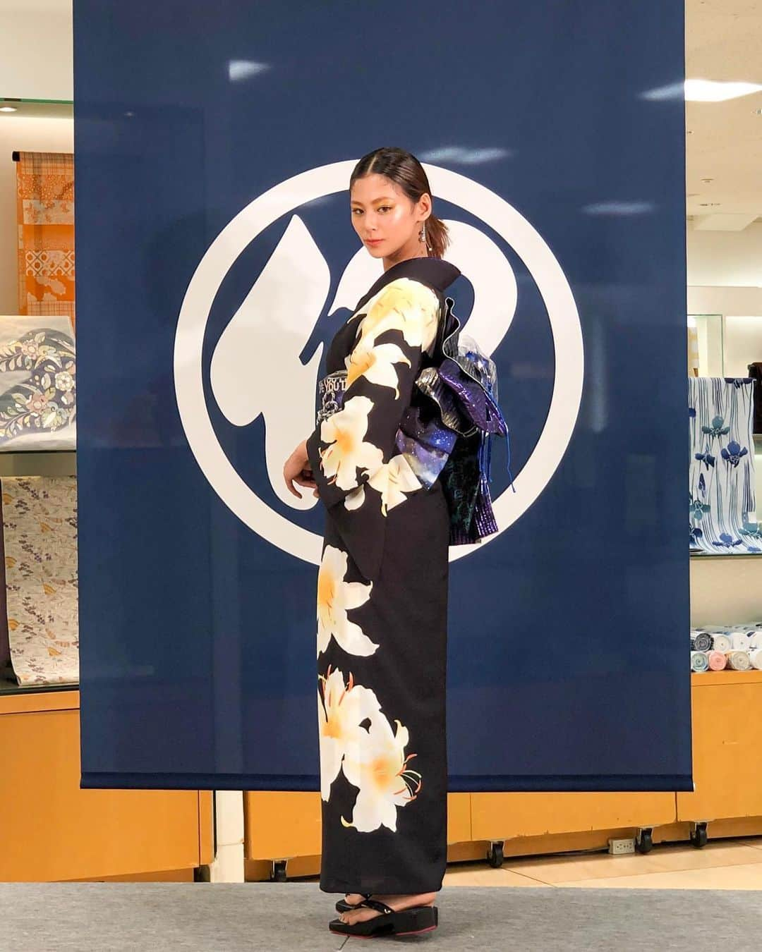 ISETAN PARK netさんのインスタグラム写真 - (ISETAN PARK netInstagram)「ゆかたで「Makeover」しよう！西内まりやさんとコラボした伊勢丹新宿店の2019年ゆかたをチェック﻿ ﻿ 「Makeover ―変身のススメ。 ― ISETAN YUKATA SELECTION 2019」﻿ 2019.6.5 wed - 8.20 tue﻿ 伊勢丹新宿店本館7階＝呉服﻿ ﻿ @mariya_nishiuchi_official @isetangofuku﻿ #mariyanishiuchi #kimono #yukata #wafuku #isetan #shinjuku﻿ #西内まりや#浴衣 #着物 #和服 #飾り帯 #浴衣ヘアアレンジ #浴衣ヘア #浴衣女子 #浴衣着付け #浴衣コーデ #新宿 #伊勢丹 #新宿伊勢丹 #伊勢丹新宿店」6月7日 19時29分 - isetan_shinjuku