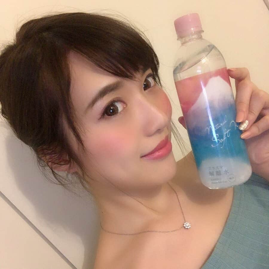 岡英里さんのインスタグラム写真 - (岡英里Instagram)「前にもインスタで紹介した #プラズマ解離水 を #ナチュラルローソン で発見💕 . . ナチュローってお水だけでもたくさん種類あって拘ってるコンビニだからそこに置かれてるってことはやっぱり注目のお水だよね❤️ . . #岡英里 #おかえり #グラビアアイドル #愛飲 #水 #お水 #紹介 #富士山 #おいしい #天然水 #天然ミネラル #バナジウム #豊富 #特許 #取得 #水素水 #デトックス #アンチエイジング #活性酸素 #解毒 #排出 #細胞 #細胞を潤す水  #japanese #beauty  #water」6月7日 19時32分 - okaeri0424