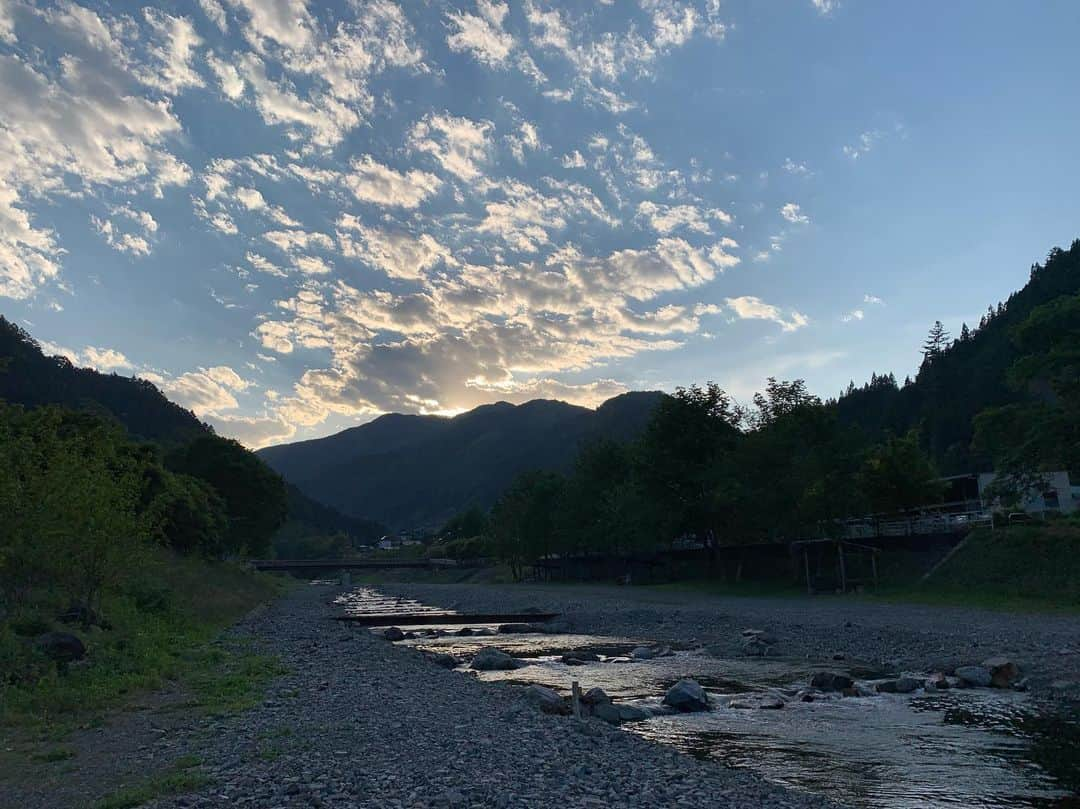 ななぴさんのインスタグラム写真 - (ななぴInstagram)「人生で初めての釣り🎣﻿﻿ ﻿﻿ 釣り堀だったけど楽しかった〜！！﻿﻿ ニジマスの塩焼きは絶品でした♡﻿﻿ ﻿﻿ ﻿ 川も綺麗だったし﻿ 天気も気持ちよくて最高でした🥰﻿ ﻿﻿ ﻿ 今年の夏は海だけじゃなくて﻿﻿ 山と川も楽しみたいなぁ〜⛰﻿﻿ ﻿﻿ ﻿ 海は絶対に沖縄行きたいけど﻿﻿ 山とか川はどこ行こうー？﻿﻿ ﻿ ﻿ 7.8月いろんなところ行きたいなあ🤭💕💭﻿﻿ ﻿ ﻿ ああ、はやくお出かけしたい…🚗﻿ ﻿﻿ ﻿﻿ #小菅フィッシングヴィレッジ #釣り #釣り堀 #アウトドア好き #アウトドア #自然 #川 #山 #キャンプ」6月7日 19時44分 - __nanapgram__