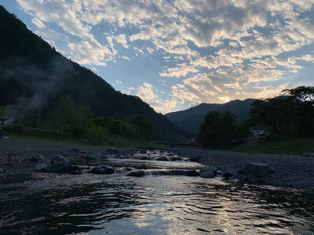 ななぴさんのインスタグラム写真 - (ななぴInstagram)「人生で初めての釣り🎣﻿﻿ ﻿﻿ 釣り堀だったけど楽しかった〜！！﻿﻿ ニジマスの塩焼きは絶品でした♡﻿﻿ ﻿﻿ ﻿ 川も綺麗だったし﻿ 天気も気持ちよくて最高でした🥰﻿ ﻿﻿ ﻿ 今年の夏は海だけじゃなくて﻿﻿ 山と川も楽しみたいなぁ〜⛰﻿﻿ ﻿﻿ ﻿ 海は絶対に沖縄行きたいけど﻿﻿ 山とか川はどこ行こうー？﻿﻿ ﻿ ﻿ 7.8月いろんなところ行きたいなあ🤭💕💭﻿﻿ ﻿ ﻿ ああ、はやくお出かけしたい…🚗﻿ ﻿﻿ ﻿﻿ #小菅フィッシングヴィレッジ #釣り #釣り堀 #アウトドア好き #アウトドア #自然 #川 #山 #キャンプ」6月7日 19時44分 - __nanapgram__