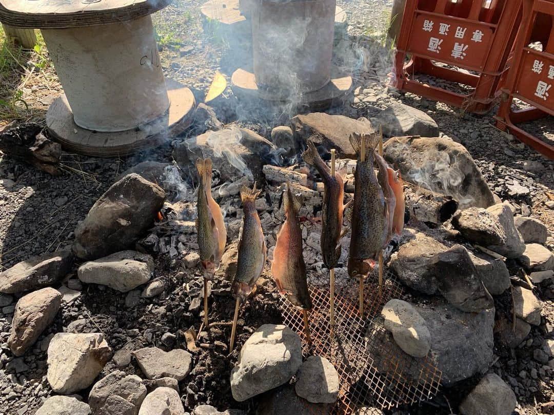 ななぴさんのインスタグラム写真 - (ななぴInstagram)「人生で初めての釣り🎣﻿﻿ ﻿﻿ 釣り堀だったけど楽しかった〜！！﻿﻿ ニジマスの塩焼きは絶品でした♡﻿﻿ ﻿﻿ ﻿ 川も綺麗だったし﻿ 天気も気持ちよくて最高でした🥰﻿ ﻿﻿ ﻿ 今年の夏は海だけじゃなくて﻿﻿ 山と川も楽しみたいなぁ〜⛰﻿﻿ ﻿﻿ ﻿ 海は絶対に沖縄行きたいけど﻿﻿ 山とか川はどこ行こうー？﻿﻿ ﻿ ﻿ 7.8月いろんなところ行きたいなあ🤭💕💭﻿﻿ ﻿ ﻿ ああ、はやくお出かけしたい…🚗﻿ ﻿﻿ ﻿﻿ #小菅フィッシングヴィレッジ #釣り #釣り堀 #アウトドア好き #アウトドア #自然 #川 #山 #キャンプ」6月7日 19時44分 - __nanapgram__