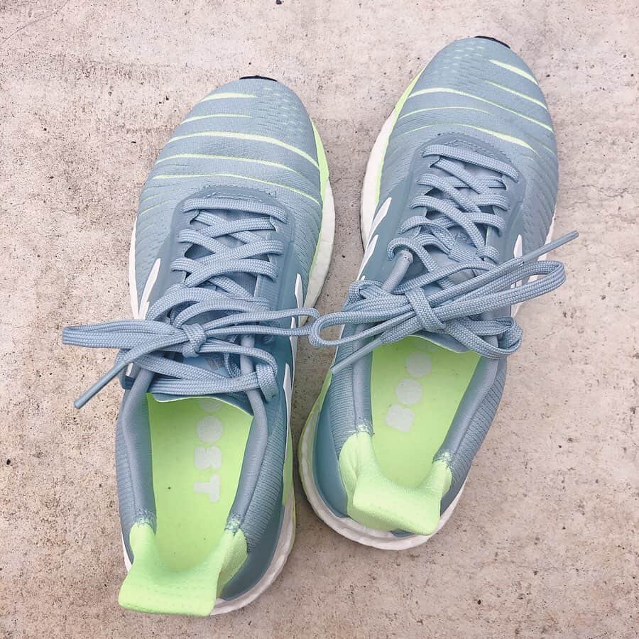 麻生夏子さんのインスタグラム写真 - (麻生夏子Instagram)「✨ラララランニングデビューしました！✨﻿ ﻿ 動く動作の中で一番嫌いな、﻿ "走る"ということ。﻿ ﻿ 近々10km走る予定があり、さすがにぶっつけ本番するほど無謀な女ではないので渋々のランニングデビューです…。﻿ ﻿ ﻿ ランニングにおいて、靴がとても大事と聞いたので、﻿ シューフィッターさんに足を測定していただき﻿ しっかり自分にあった靴を選びました！﻿ ﻿ 私は、足の幅が平均よりも少し細く扁平足気味だそうで﻿ こちらのシューズをオススメされました。﻿ いくつかあったんだけど、自分のテンションが上がるデザインと一番大事なフィット性で選びました✌️﻿ ﻿ 早速、これで走ってみたら﻿ 今まで履いてきたシューズはなんだったんだろうと思うくらいめちゃめちゃ履きやすくて、予定してた時間よりも長いこと走れました。﻿ ﻿ adidasのランニングシューズで ソーラーグライド ﻿ という初心者に人気のシューズらしい。。﻿ ﻿ ﻿ これで頑張ります！﻿ まずは1km7分で走れるよーに。﻿ ﻿ ちなみに長距離は高校の時にグラウンドを走った2kmが最長の私です……﻿ 先が思いやられますがなんとか頑張ります！！﻿ せっかくだからウェアはadidasで揃えたいな…🤤(なんでも形から入りたがる人w)」6月7日 10時51分 - natsukoaso0806