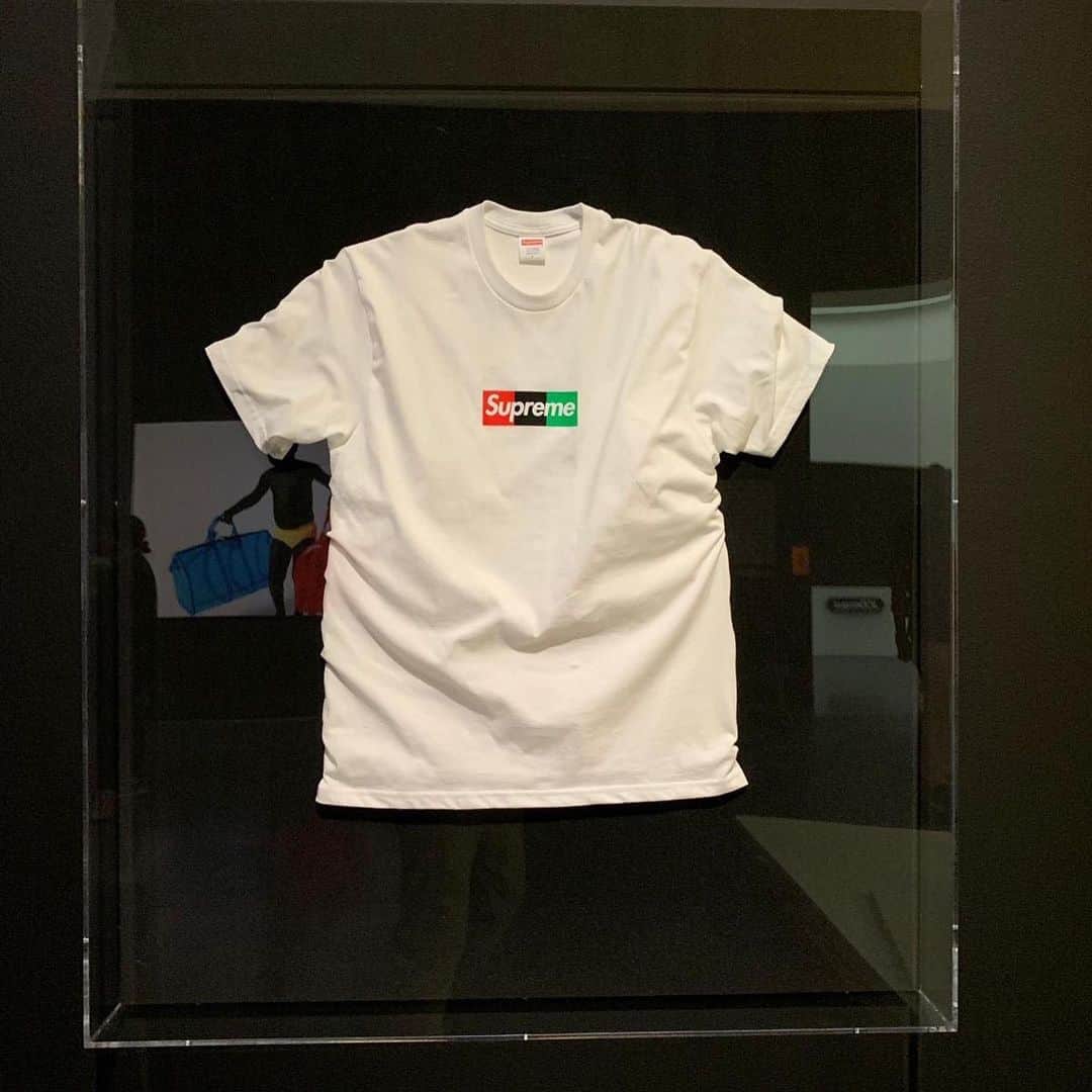HYPEBEASTさんのインスタグラム写真 - (HYPEBEASTInstagram)「@hypebeaststyle: Here’s a first look at @virgilabloh and @supremenewyork’s Box Logo T-shirt, on-display at @mcachicago.」6月7日 10時57分 - hypebeast