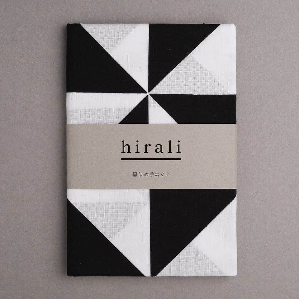 hiraliさんのインスタグラム写真 - (hiraliInstagram)「hiraliのオンラインショップに新商品が追加されました。 人気のふわふわガーゼストールや、裏表色が違う日傘、ちくちくまちまち手刺繍ハンカチに、黒染め手ぬぐいや、手ぬぐいの新柄も更新されました。 https://www.iichi.com/shop/takenosenko hiraliのホームページからオンラインショップをクリックしていただくとページが開かれます。 http://takenosenko.jp/ #hirali #ひらり #てぬぐい #手ぬぐい #竹野染工 #職人 #今日のてぬぐい #手ぬぐいのある暮らし  #伝統工芸 #traditional  #madeinjapan  #ロール捺染 #毛穴町 #染め #和雑貨 #雑貨 #Oo #ワォ #堺市 #注染#晒#織物 #タオル #神藤タオル #towel #泉州と堺の糸へん #てぬぐいフェス」6月7日 10時58分 - hiralitenugui