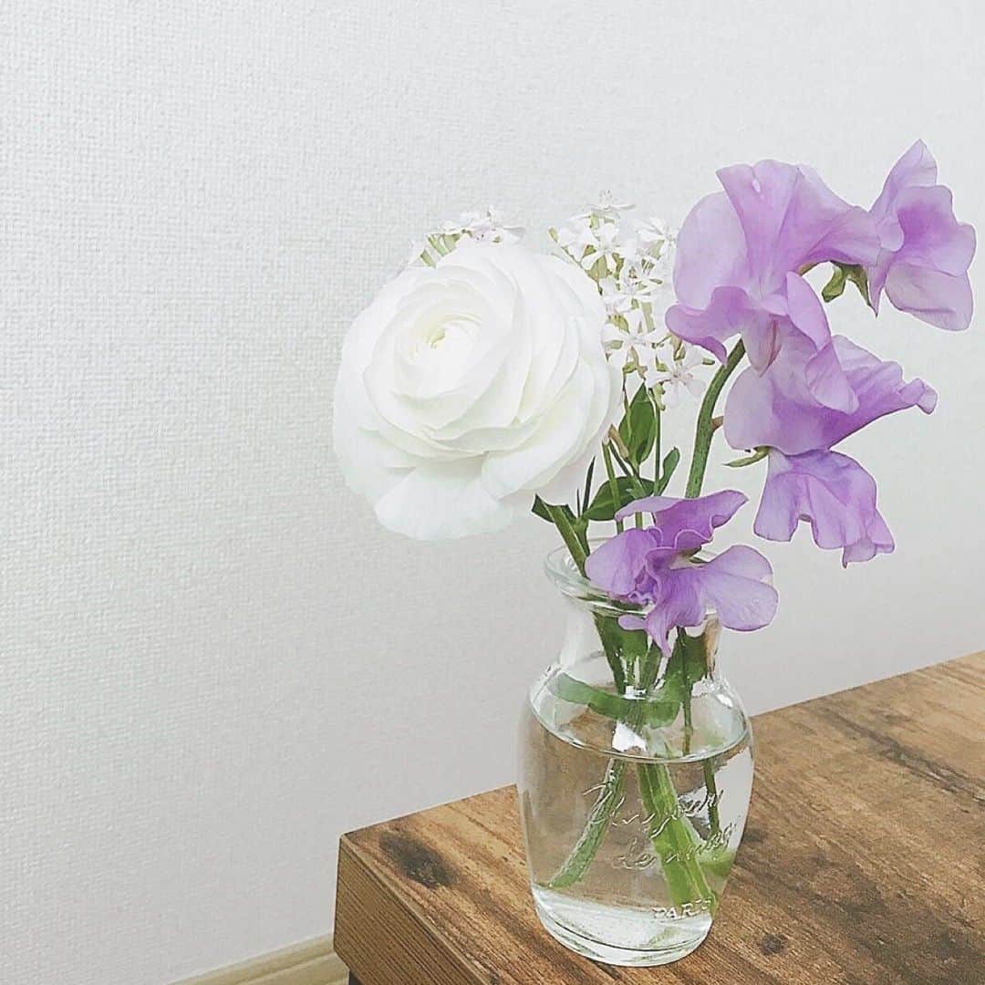 Bloomee LIFEさんのインスタグラム写真 - (Bloomee LIFEInstagram)「・⠀ うちはフェイクグリーンが多く飾ってあるけど、⠀ やっぱり生花は違います⠀ ⠀ お部屋が明るくなるし、見ているだけで癒されます🌸⠀ 次はどんなお花が届くのか楽しみ💕⠀ ・⠀ Special Thanks Photo by⠀⠀ @mnm___331⠀ ・⠀ キラキラ輝くラナンキュラス。⠀ 色によって全く違う印象を貰えるお花です💐⠀ ⠀ ラナンキュラスは春のお花。⠀ 可憐な姿を見れるのもあとほんの少しの間。⠀ ⠀ 好きなお花に会えなくなるのは悲しいですが、⠀ 花の移り変わりで季節の変化を感じられのは⠀ とても豊かなことだと思います…🌸⠀ ・⠀ --- #まいにちローズ 🌹---⠀ タイムラインにバラを咲かせて、まいにち当たるミニブーケをもらおう！⠀ ・⠀ 知っていますか？6月2日はローズの日💓⠀ ローズの日は、自然の恵みに感謝を示す、海外のバラ祭りが元になった記念日です。⠀ 日本でも、バラが美しく咲くこの季節。⠀ たくさんの人にお花の素晴らしさを伝えたい。⠀ ・⠀ バラの画像を投稿して、Instagramのタイムラインに咲かせることで、⠀ お花の魅力を一緒に広めてみませんか？⠀ ・⠀ 詳しくは下記 or プロフィールトップのハイライトをチェック👌⠀ ↓↓↓⠀ ■プレゼント：#まいにちローズ で投稿した人の中から抽選で【まいにち1人にバラのミニブーケ】が当たる✨⠀ ■参加方法：⠀ ①@bloomeelife をフォロー⠀ ②欲しい色のバラ画像を用意(キャンペーン公式ページで誰でも使えるオフィシャル画像を配布中)⠀ ③#まいにちローズ #bloomeelife を付けて投稿⠀ ・⠀ 当選者の方にはbloomee LIFE 公式アカウントよりDMにてご連絡させていただきます⠀ ・⠀ #bloomeelife#ブルーミーライフ#花のある生活#花好きな人と繋がりたい#おうち時間#花部#花写真#花が好き#花を飾る#暮らしを楽しむ#日々の暮らし#丁寧な暮らし#日々#お花のある暮らし#ナチュラル#素敵な休日#暮らしを整える#くらしのきほん#日々の暮らしを楽しむ#丁寧に暮らす#ローズ#バラ#横浜イングリッシュガーデン#バラ園#薔薇#初夏#ナチュラルな暮らし#ナチュラルインテリア#シンプルインテリア」6月7日 11時00分 - bloomee