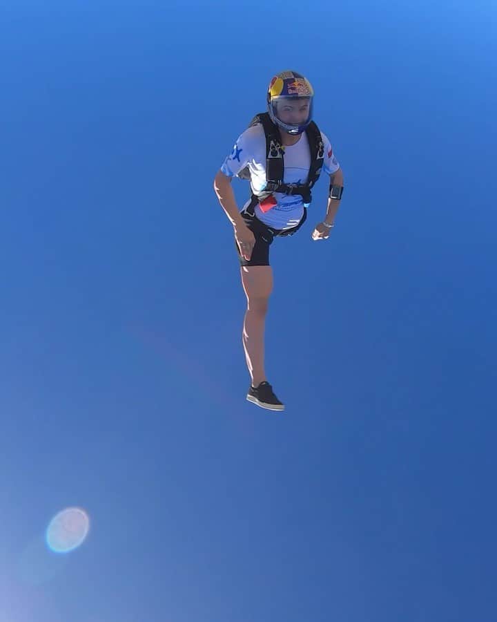 のインスタグラム：「When you look up and see skydiver @kuczynska.maja casually spinning through the air. 😲 📸: @rookiebitch_  #skydiving #skydive #skydivegram #fly4life」