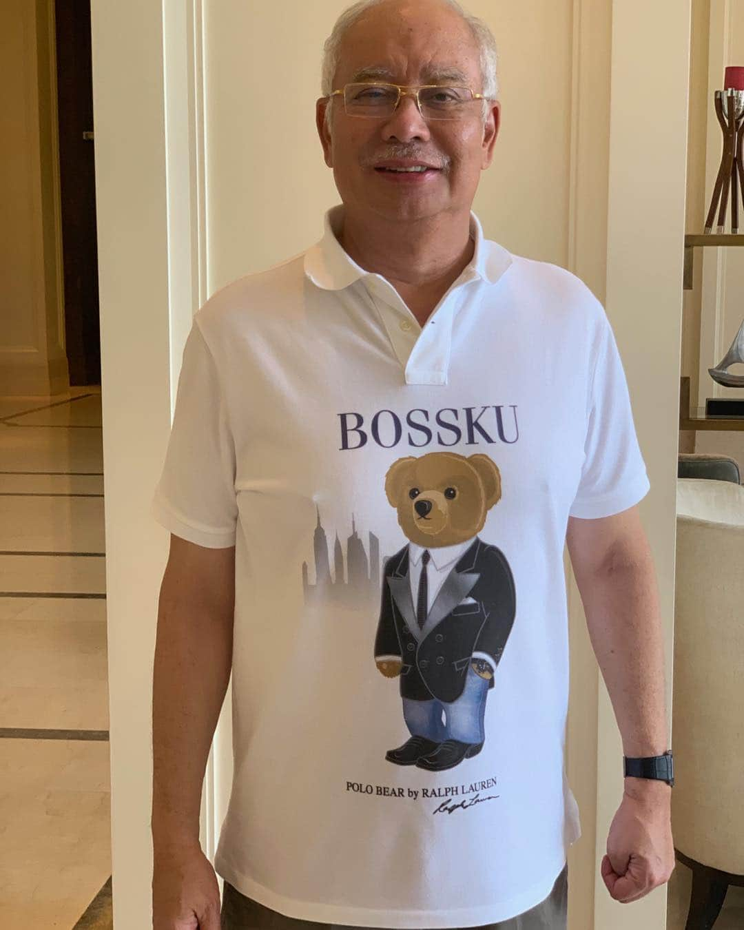 ナジブ・ラザクさんのインスタグラム写真 - (ナジブ・ラザクInstagram)「Baju Bossku yg terbaru 😊」6月7日 11時02分 - najib_razak