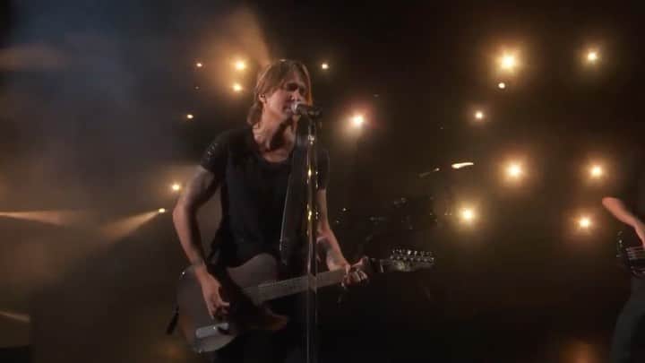 キース・アーバンのインスタグラム：「#WeWere #CMTawards」