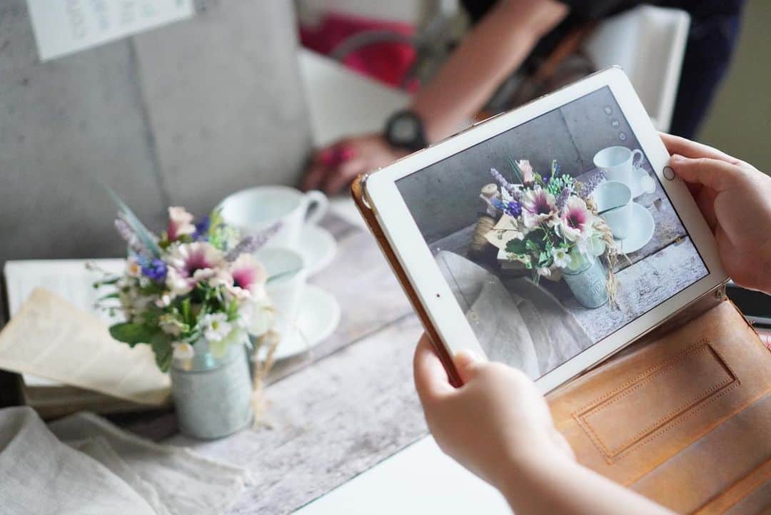 スマホの写真が売れちゃうアプリ「スナップマート」さんのインスタグラム写真 - (スマホの写真が売れちゃうアプリ「スナップマート」Instagram)「5/31に、Snapmart企画で @yokohamadisplaymuseum さんで行われた 「スマホでキレイに撮れる花のある暮らし」セミナーのレポートをSnapmartブログに公開しました。（ @snapmart.jp Topリンクの中から読めます） ⠀ 暮らしの写真は、そもそもお洒落なお家に住んでないと無理だよー！ こんな色のテーブルとか彼とかないしー！ なんて思ってたのですが、必要なのは妄想力と偽装工作でした。 ⠀ 今回の講師の @riche_flower さんに、写真を撮る前の考え方、小物合わせの考え方と偽装工作の裏話、そして撮影のテクニックなど盛りだくさんで教わることが出来ました😀 ⠀ 今後もSnapmartでは、写真周りのセミナーやイベントなども企画していきます。機会があれば参加してみてください💓」6月7日 11時07分 - snapmart.jp