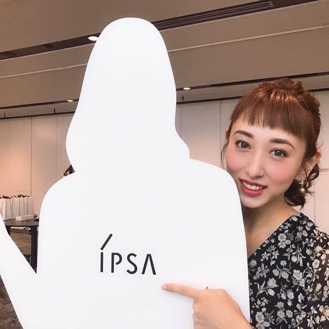 中西麻里衣さんのインスタグラム写真 - (中西麻里衣Instagram)「@ipsa_jp の新感覚美容液 ✨ その名も『セラム ０』の発表会へ参加させて頂きました！ 顔のむくみ。。。 足は感じていても…顔はあまり実感できていませんでした。しかし💦 肌測定をしてもらったら最低レベルの5🤯❗️ 不要なものをとても溜めやすい状態にあることがわかりました😭 そんなフェイスラインや頬をイプサ独自のマッサージ法の“0メソッド”と組み合わせることで、引き締めてすっきりとさせてくれるのが セラム ０！ マッサージも簡単で気持ちいい✨ 朝晩のお手入れに取り入れて、むくみのない顔を目指します😌  会場で頂いたドクダミとスターフルーツのシャーベットも美味しかったな🍨 今回、発表会に参加させていただいたおかげでデトックス意識かなり高まりました。  #ipsa#イプサ#セラム0#セラムゼロ#美容液#skincare#スキンケア#デトックス#むくみ#小顔#肌測定#promotion #maquiaonline#マキアオンライン#美容好き#コスメ好き#男の子まま#2児の母」6月7日 11時13分 - 87marii