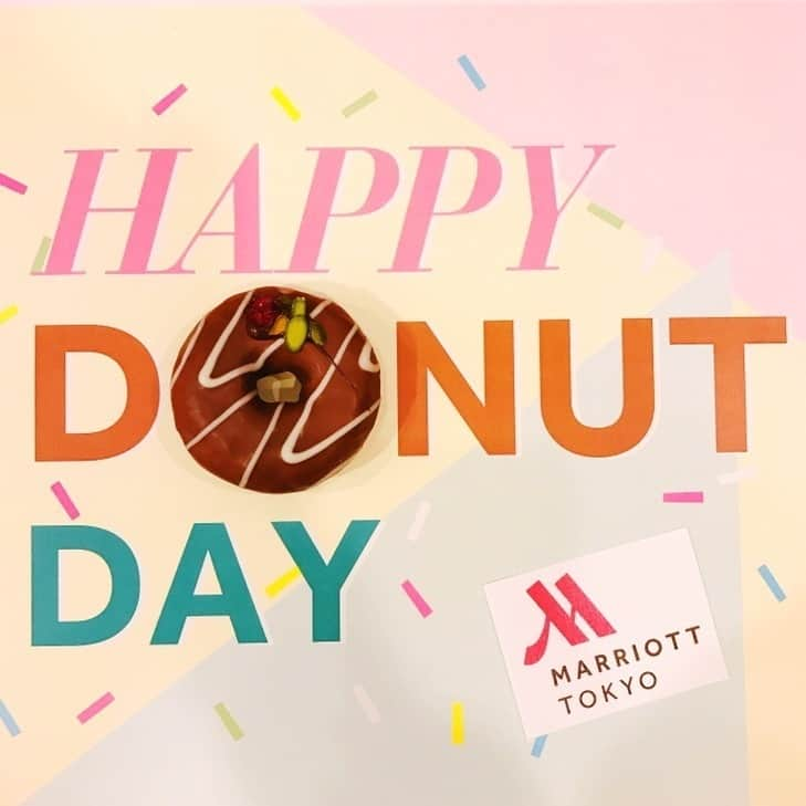 東京マリオットホテルさんのインスタグラム写真 - (東京マリオットホテルInstagram)「Happy Donut Day! Buy 1 to go drink and get 1 free cute donut🍩  Start from 1:30 pm! "Don'ut" miss it😉  6月第1金曜日はナショナル #ドーナツデー。 ペストリー &ベーカリー GGCo.でテイクアウトドリンクを購入していただくと、個数限定でキュートなドーナツを1個プレゼント✨  13時30分からスタートします！ぜひお立ち寄りください 😍 ※無くなり次第終了となります #donuts #doughnuts #nationaldonutday #miapac #nationaldoughnutday #tokyomarriott #marriott #marriotthotels  #marriottbonvoymoments #ナショナルドーナツデー #ドーナツ #プレゼント#スイーツ #donut #doughnut #tokyo #sweetstable #worlddoughnutday #doughnutlover #東京マリオットホテル」6月7日 11時14分 - tokyomarriott