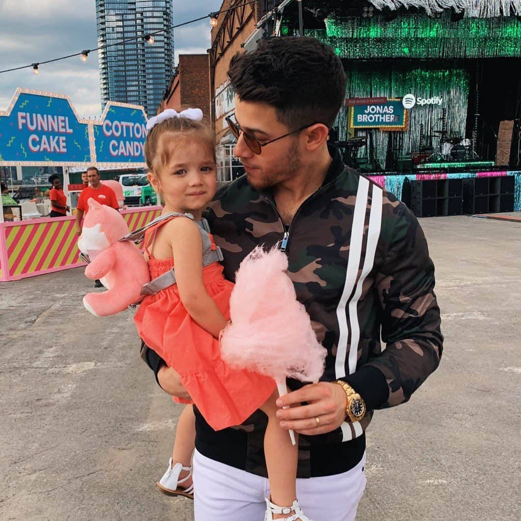 ニック・ジョナスさんのインスタグラム写真 - (ニック・ジョナスInstagram)「Carnival fun with this little munchkin.」6月7日 11時20分 - nickjonas