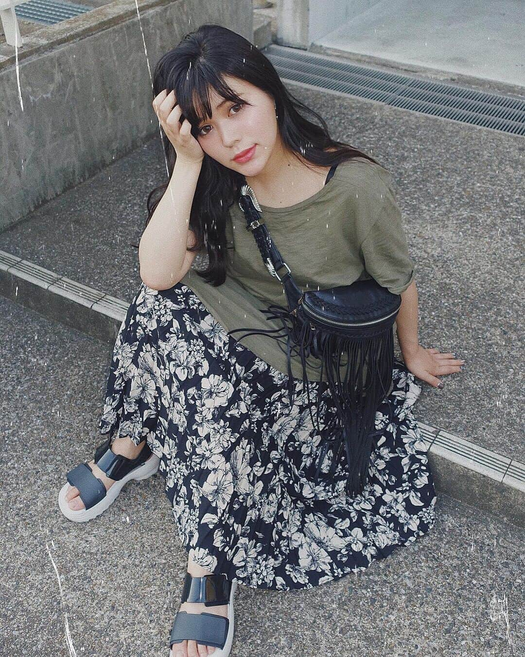 junko onagi ／小梛準子さんのインスタグラム写真 - (junko onagi ／小梛準子Instagram)「ㅤㅤㅤㅤㅤㅤㅤㅤㅤㅤ ㅤㅤㅤㅤㅤㅤㅤㅤㅤㅤ 楽ちんスタイル😗 ママになって太って笑 Tシャツが好きになって ロングスカートが好きになって フラットシューズしか履けなくなった笑笑 ㅤㅤㅤㅤㅤㅤㅤㅤㅤㅤ そして最近はアースカラーと 白黒にハマっておる☺️❤︎❤︎❤︎ ㅤㅤㅤㅤㅤㅤㅤㅤㅤㅤ 楽ちんスタイルにも @jgene_official の 鞄付けるとそれっぽくなる嬉しい！ やぱデザイン物をひとつは取り入れたい❤︎ 夏やねぇ🌻 ㅤㅤㅤㅤㅤㅤㅤㅤㅤㅤ #Tシャツ集めたい #Tシャツ好きになって知ったけどTシャツって奥が深い笑 #素材丈感中々ほしいの見つけるのは大変よね #出会った時の嬉しさね #またコーデ更新します❤︎ ㅤㅤㅤㅤㅤㅤㅤㅤㅤㅤ #Jgene #ジェイジーン #ウエストバッグ #ボディバッグ#melissa #melissajapan #melissashoes #fila #filashoes #melissaxfila #fila #filashoes #メリッサ #フィラ #Tシャツ #ロングTシャツ #tshirt」6月7日 11時26分 - jnco0417