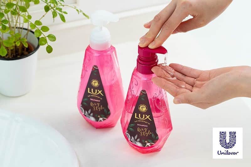 のインスタグラム：「【ユニリーバ×cainz】 カインズでしか買えない限定品。グレープフルーツとザクロの、夜と朝で香りが変わるデュアルアロマ。贅沢な髪の仕上がりに加えて、上質な泡で洗う優しいケアまで実現できます。キメ細かく、もっちりとした濃密でクリーミーな泡立ち。ダメージの原因となる摩擦やきしみをおさえつつ、皮脂などの余分な汚れを優しくクレンジングします。 自分へのご褒美シャンプーとして是非お試し下さい。 . ラックスルミニーク エアリーお試しポンプペア 価格 980円(税込) . 詳しくはこちら http://www.cainz.com/jp/design_exhibition/item/4902111757551.html . こちらの商品ご購入でカインズカードポイント50Pプレゼント🎁Instagramユーザーさんには抽選でデザイン展商品プレゼントも🎵 詳しくはプロフィールURLから✨ . #カインズデザイン展 #カインズデザイン展vol3 #ユニリーバ #ラックスルミニーク #エアリー #デュアルアロマ #ザクロ #グレープフルーツ #贅沢 #cainzdesignexhibition #unilever #luxluminique #airy #dualaroma #pomegranate #grapefruit #luxury #cainz #cainzhome #カインズ #カインズホーム #くらしにららら」
