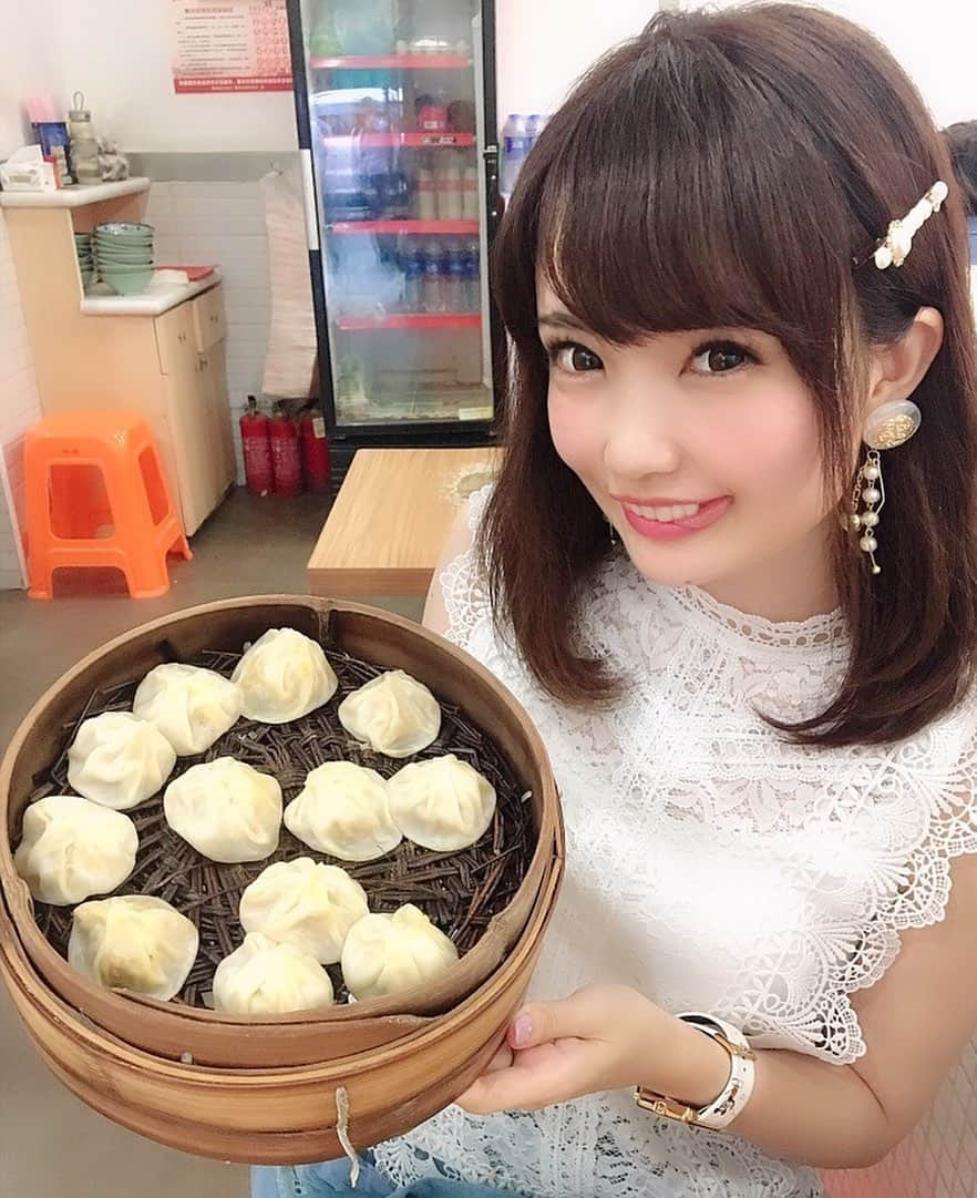 のインスタグラム：「🇨🇳🐼﻿ ﻿ ニイハオ💓﻿ ﻿ 上海に来てますー🎵﻿ 小籠包❤️🤤﻿ ﻿ 佳家湯包の小籠包は肉汁たっぷり！﻿ 蟹粉が入ってておいしい❤️🦀﻿ ﻿ ﻿ 上海ディズニーランドの写真も﻿ いっぱいアップしてくので、﻿ よかったらお付き合いください✨🏰﻿ ﻿ ﻿ この時のレーストップスは @toccocloset 💓﻿ toccoのお洋服どタイプすぎて、﻿ 欲しいのがいっぱい…✨😍﻿ この旅行にもう一着toccoの持ってきたから﻿ そっちもまた紹介します👗﻿ ﻿ ﻿ #上海#上海旅行#佳家湯包#小籠包#上海グルメ#上海料理#上海美食#タビジョ#トッコ#トッコクローゼット#shanghai#china#tabijyo#tocco#toccocloset#上海mari﻿」