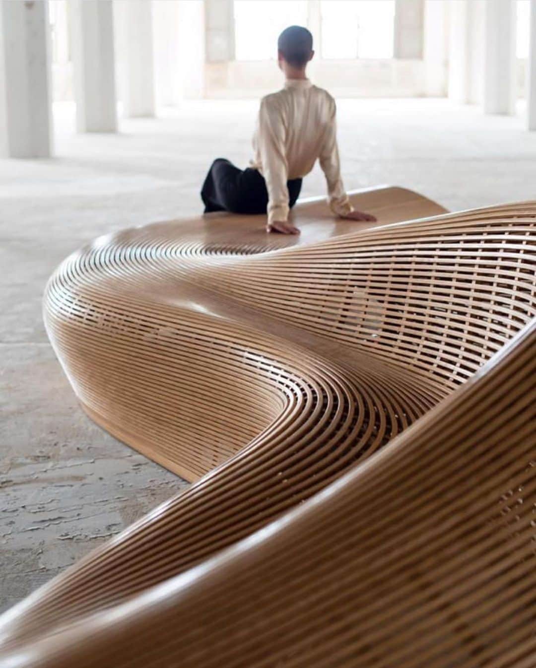 Inspirationさんのインスタグラム写真 - (InspirationInstagram)「Design incrível de um banco de madeira em curvas. Trabalho incrível! #decoreinteriores #decorcriative. Follow @decoreinteriores  __________________ Design by Matthias Pliessnig」6月7日 11時35分 - decorcriative