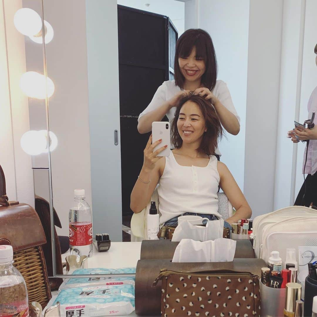 鈴木六夏さんのインスタグラム写真 - (鈴木六夏Instagram)「撮影で使用した  BOBBI BROWNのファンデーションがとても優秀でした！  保湿力がずば抜けていて SPF40。どんな肌色にも合う11色展開。  発売以来、ベストセラーというのも納得の仕上がり感！  私のヌードメイク好きの起源は BOBBI BROWN。  端正な肌でヌーディにまとめた女性の顔って こんなにお洒落で美しいんだ！と いつも教えてくれるブランドです😊  @bobbibrownjapan #riccasbeauty」6月7日 11時46分 - rikuka.62