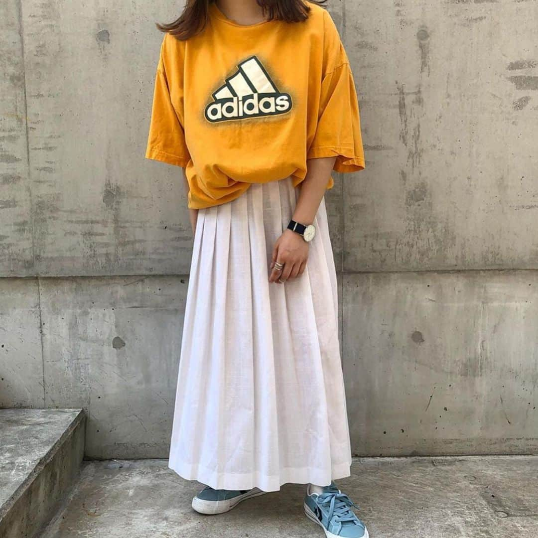 古着女子さんのインスタグラム写真 - (古着女子Instagram)「＼夏の古着は👕ボーイフレンドTシャツを／﻿﻿ ﻿ ”ボーイフレンドTシャツとは”﻿ ﻿ 見た目は男の子っぽい👱‍♂️﻿ まるで﻿ 「ボーイフレンドのTシャツ」﻿ を着ているようなだぼだぼシルエットのもの🙌﻿ ﻿ だぼっとしたシルエットで、あえて男の子っぽいデザインのTシャツにデニムやスカートをあわせてシンプルに着こなすと、古着っぽいゆるさがでます🌤﻿ ﻿ ・人気のHardRock﻿ ・アディダスやナイキなどのビッグロゴT﻿ ・スケーターブランドのステューシー﻿ ・プラネットハリウッドのロゴT﻿ ・トミーのシンプルなロゴT﻿ などなど﻿ ﻿ この夏はボーイフレンド風のビッグTシャツを合わせて、ボーイッシュに着こなしましょう☺️﻿ ﻿ ﻿﻿﻿ ﻿ ﻿﻿﻿ 🏡古着女子がプロデュースする古着ショップを紹介🏡﻿﻿﻿﻿ ・9090ナインティナインティ @9090s_ 👖👟﻿﻿﻿﻿ ・ひとくち ﻿ @o0_hitokuchi_ 🐻🍯﻿﻿﻿ ﻿﻿﻿﻿ ﻿﻿﻿﻿ 🌼公式LINE@→@furuzyo で検索🌼﻿﻿﻿﻿ LINE@だけのお知らせや古着の疑問にも答えます！﻿﻿﻿﻿ ﻿﻿﻿﻿ ﻿﻿﻿﻿ 古着を素敵に着こなしてる女性の方をRepostでご紹介させていただきます🐒写真は全てご本人様に【掲載許諾】をとっております💓﻿﻿﻿﻿ ﻿﻿﻿﻿ ﻿﻿﻿ ﻿﻿﻿﻿﻿ #Tシャツ #古着屋 #下北沢古着屋 #フルジョ #古着 #古着女子 #古着好きな人と繋がりたい #コーデ #古着コーデ #古着好きと繋がりたい #ファッションコーデ #古着男子 #着回しコーデ #服好きな人と繋がりたい #古着好きと繋がりたい #ゆるコーデ #着画 #古着mix #古着好き #韓国コーデ #メンズライク #古着ファッション ﻿#だぼだぼコーデ #フリクロ #ゆるコーデ #だぼだぼ」6月7日 11時54分 - furuzyo