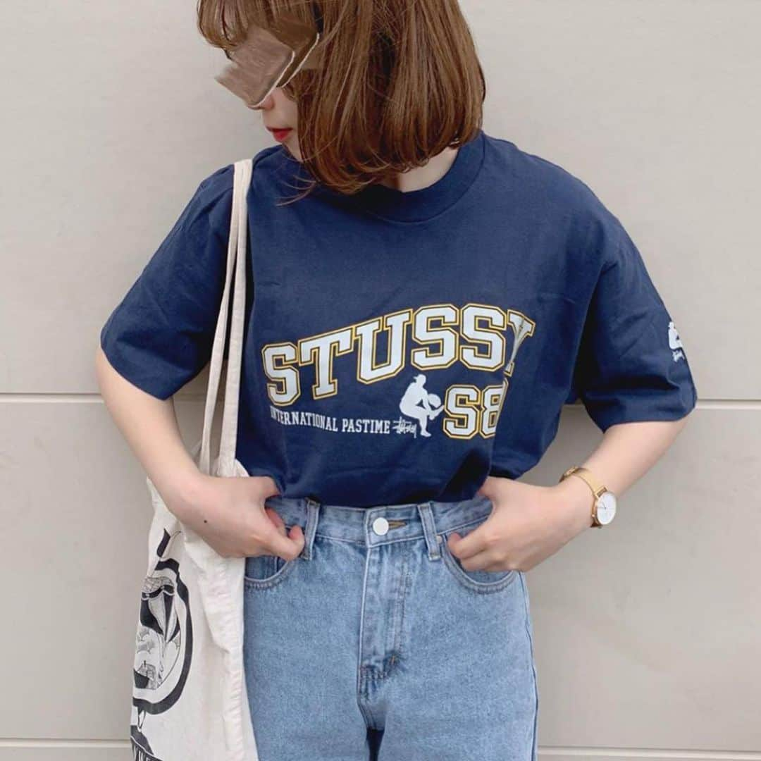 古着女子さんのインスタグラム写真 - (古着女子Instagram)「＼夏の古着は👕ボーイフレンドTシャツを／﻿﻿ ﻿ ”ボーイフレンドTシャツとは”﻿ ﻿ 見た目は男の子っぽい👱‍♂️﻿ まるで﻿ 「ボーイフレンドのTシャツ」﻿ を着ているようなだぼだぼシルエットのもの🙌﻿ ﻿ だぼっとしたシルエットで、あえて男の子っぽいデザインのTシャツにデニムやスカートをあわせてシンプルに着こなすと、古着っぽいゆるさがでます🌤﻿ ﻿ ・人気のHardRock﻿ ・アディダスやナイキなどのビッグロゴT﻿ ・スケーターブランドのステューシー﻿ ・プラネットハリウッドのロゴT﻿ ・トミーのシンプルなロゴT﻿ などなど﻿ ﻿ この夏はボーイフレンド風のビッグTシャツを合わせて、ボーイッシュに着こなしましょう☺️﻿ ﻿ ﻿﻿﻿ ﻿ ﻿﻿﻿ 🏡古着女子がプロデュースする古着ショップを紹介🏡﻿﻿﻿﻿ ・9090ナインティナインティ @9090s_ 👖👟﻿﻿﻿﻿ ・ひとくち ﻿ @o0_hitokuchi_ 🐻🍯﻿﻿﻿ ﻿﻿﻿﻿ ﻿﻿﻿﻿ 🌼公式LINE@→@furuzyo で検索🌼﻿﻿﻿﻿ LINE@だけのお知らせや古着の疑問にも答えます！﻿﻿﻿﻿ ﻿﻿﻿﻿ ﻿﻿﻿﻿ 古着を素敵に着こなしてる女性の方をRepostでご紹介させていただきます🐒写真は全てご本人様に【掲載許諾】をとっております💓﻿﻿﻿﻿ ﻿﻿﻿﻿ ﻿﻿﻿ ﻿﻿﻿﻿﻿ #Tシャツ #古着屋 #下北沢古着屋 #フルジョ #古着 #古着女子 #古着好きな人と繋がりたい #コーデ #古着コーデ #古着好きと繋がりたい #ファッションコーデ #古着男子 #着回しコーデ #服好きな人と繋がりたい #古着好きと繋がりたい #ゆるコーデ #着画 #古着mix #古着好き #韓国コーデ #メンズライク #古着ファッション ﻿#だぼだぼコーデ #フリクロ #ゆるコーデ #だぼだぼ」6月7日 11時54分 - furuzyo