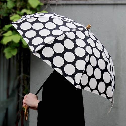 arekoreさんのインスタグラム写真 - (arekoreInstagram)「梅雨の季節。はっきりとしたコントラストがかわいい水玉の晴雨兼用の傘です。 . メイドインジャパンにこだわり、東京の下町の職人さんによって丁寧に手作業で作られている「SUR MER（シュールメール）」の日傘。 . コントラストがはっきりとした大きな水玉模様をプリントしました。 . 軽やかで涼しげなデザイン、素材感を感じられるシンプルな作りが魅力です。 . また手元には木目の美しい竹を使用しました。手馴染みも良く、手元についたリングは見た目にもアクセントを添えています。 . 生地には紫外線防止加工が施してあるので、日差しが気になる季節のおしゃれを楽しむアイテムとしておすすめです。 . @arekore_market  #arekore #日々のこと #暮らし #丁寧な暮らし #ていねいな暮らし #シンプルな暮らし #梅雨 #梅雨入り #傘 #surmer #シュールメール #日傘 #紫陽花 #アジサイ #6月 #メイドインジャパン #水玉 #ドット #下町の職人 #水玉模様 #シンプル #アクセント #素材感 #軽やかで涼しげなデザイン #デザイン #木目の美しい竹 #紫外線防止加工 #日差しが気になる季節 #142706676」6月7日 12時04分 - arekore_market