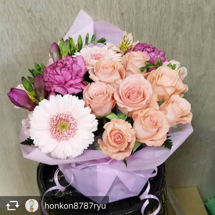 ほんこんさんのインスタグラム写真 - (ほんこんInstagram)「honkon8787ryu #ほんこんの花屋さんbloom  #ほんこんさん #お笑い芸人さん #花屋さん #アレンジ #flowershop #ばら #ガーベラ #カーネーション #アルストロメリア  #花屋 #花 #海蔵kaizou  #ハーバリウムボールペン #お笑い芸人 #ほんこん  こんにちは。 ほんこんの花屋さんbloom 花のお兄さんです。  今日は大阪は雨ですが元気に営業しております！ もうすぐ父の日です✨ 日々お世話になるお父様へ お花のプレゼントはいかがてしょうか？ 花のある生活🌹 家族も明るくなりお家も明るくなります。 お花の事は何でもおききください！  ほんこんの花屋さんbloom 年中無休 お電話受付10時～17時  mail honkon878@gmail.com TEL 080-7975-4314」6月7日 11時56分 - hongkong2015_4_9