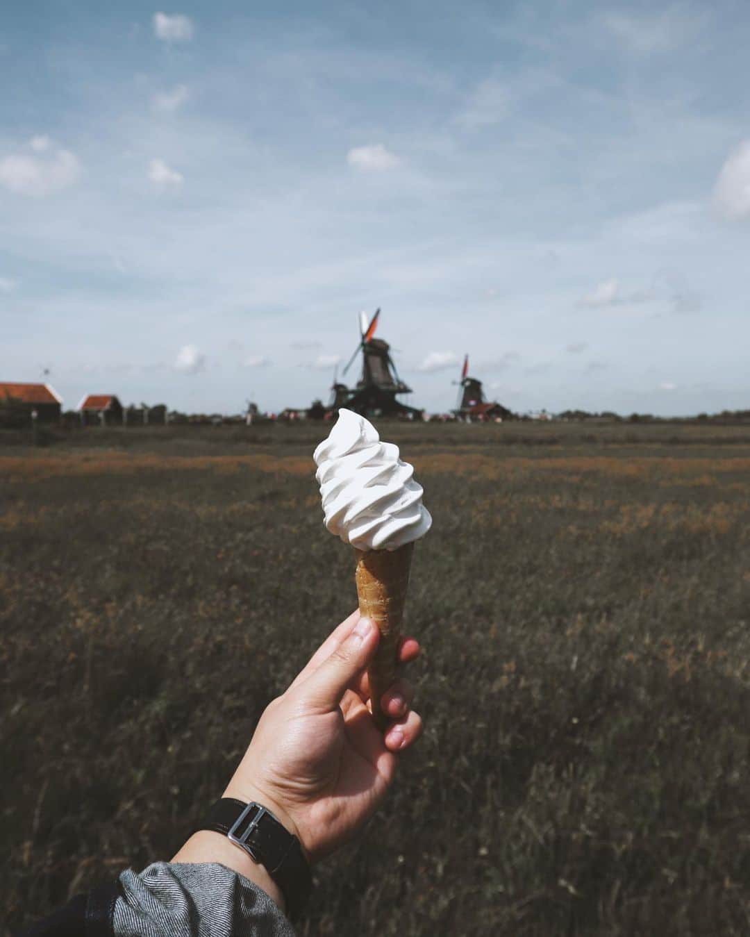 s ᴇ  ɴ ᴋ ᴄのインスタグラム：「Who doesn’t need one today 🍦☀️🥵」
