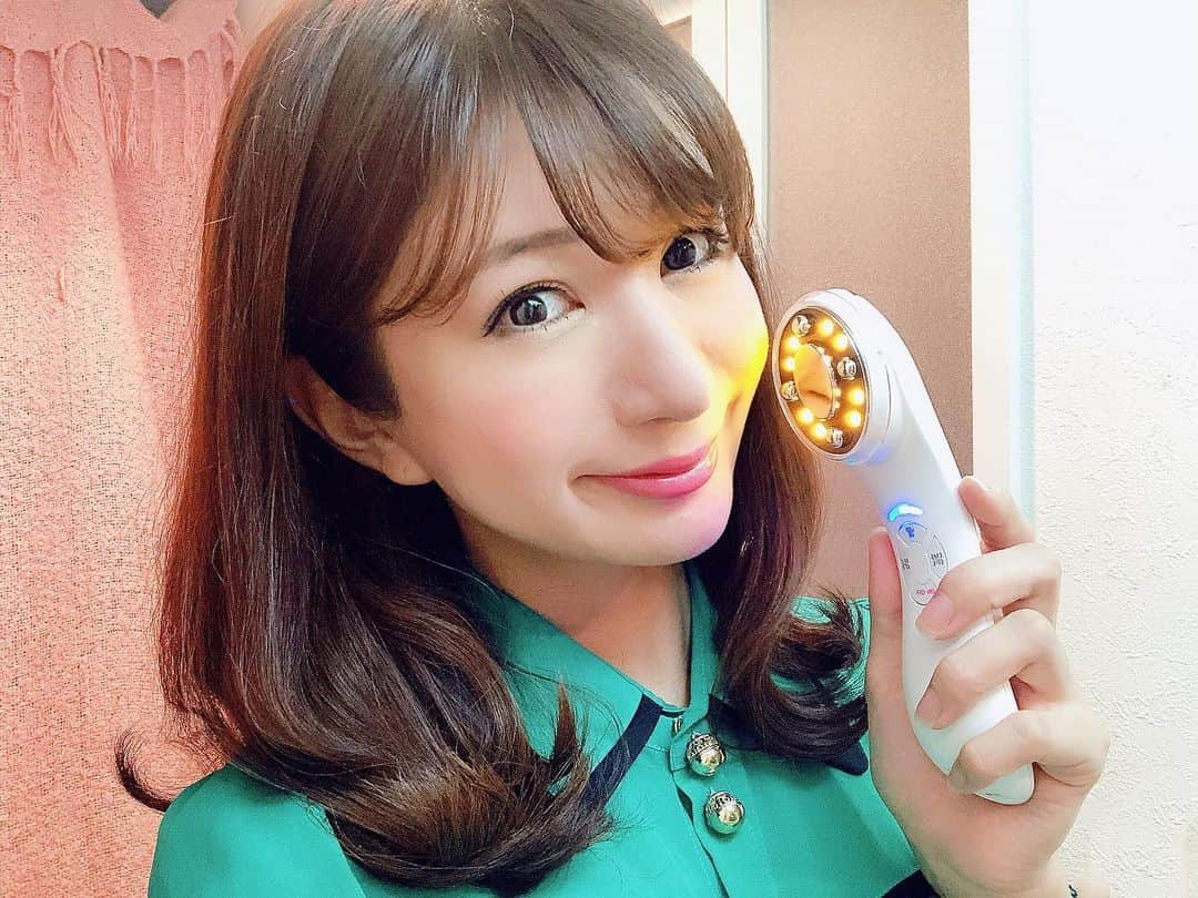 中村江莉香さんのインスタグラム写真 - (中村江莉香Instagram)「#エルス美顔器 😽💕💕 私が使用しているおススメ美顔器の紹介🥰❤️❤️ エステにはしょっちゅうは行けないので...お家で簡単に#フェイシャルエステ 👄💚 クレンジングもこれでしっかり落とせて、美容液の導入もこれ一台で🙆‍♂️🙆‍♀️ 最近自宅ケアを怠っておりまして...宝の持ち腐れ状態🤔再開しましたーっ💕💕 EMSとバイブ機能が気持ち良き〜♩ #美容 #apeiro #美容チャンネル #エルスチャンネル #美顔器 #美顔器効果 #美顔器デビュー #美顔器ゲット #美顔器レポ #美容レポ #EMS効果 #引き締め #アラサー女子 #三十路女子 #ホームケア #綺麗になりたい人と繋がりたい #インフルエンサー #綺麗になりたい女子」6月7日 11時58分 - erica_nakamura